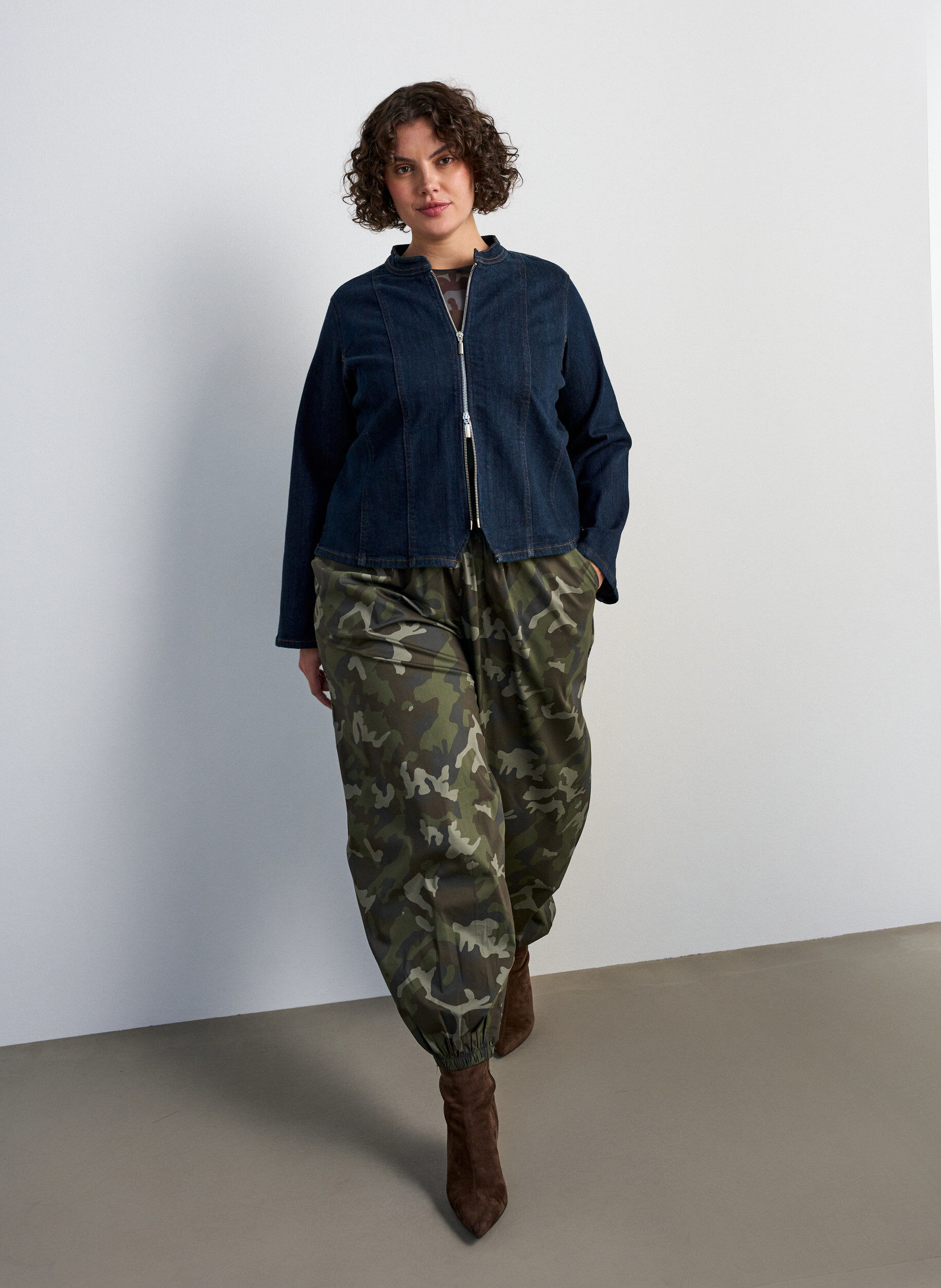 ZizziPantalon ballon &agrave; taille haute et imprim&eacute; int&eacute;gral, Vert Kaki, Model image number 0