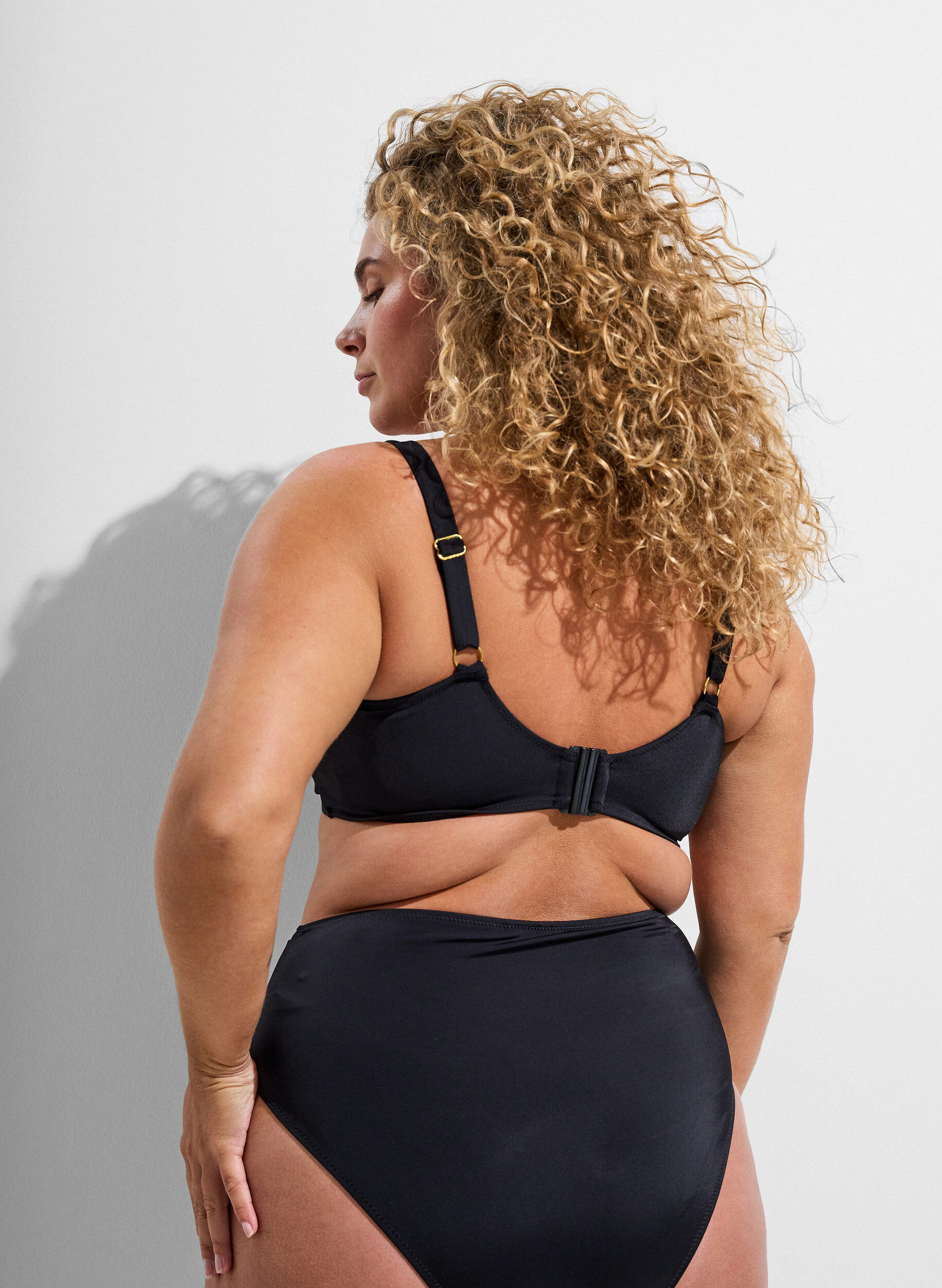 ZizziHaut de bikini avec armatures et d&eacute;tail dor&eacute;, Noir, Model image number 2