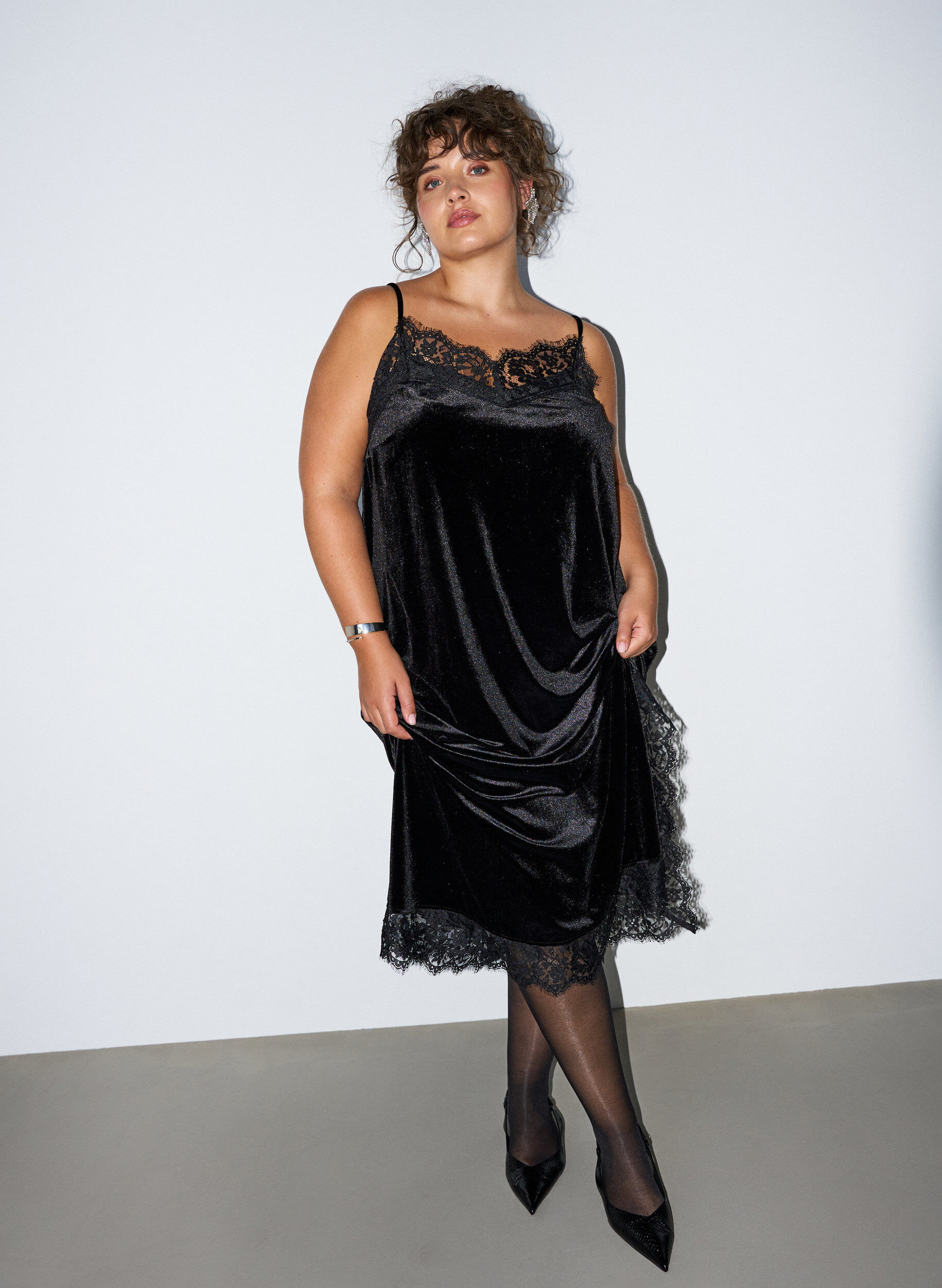 ZizziRobe en velours avec dentelle et fente lat&eacute;rale, Noir, Model image number 0