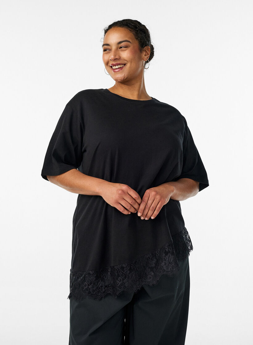 T-shirt avec ourlet asym&eacute;trique en dentelle, Noir, Model image number 0