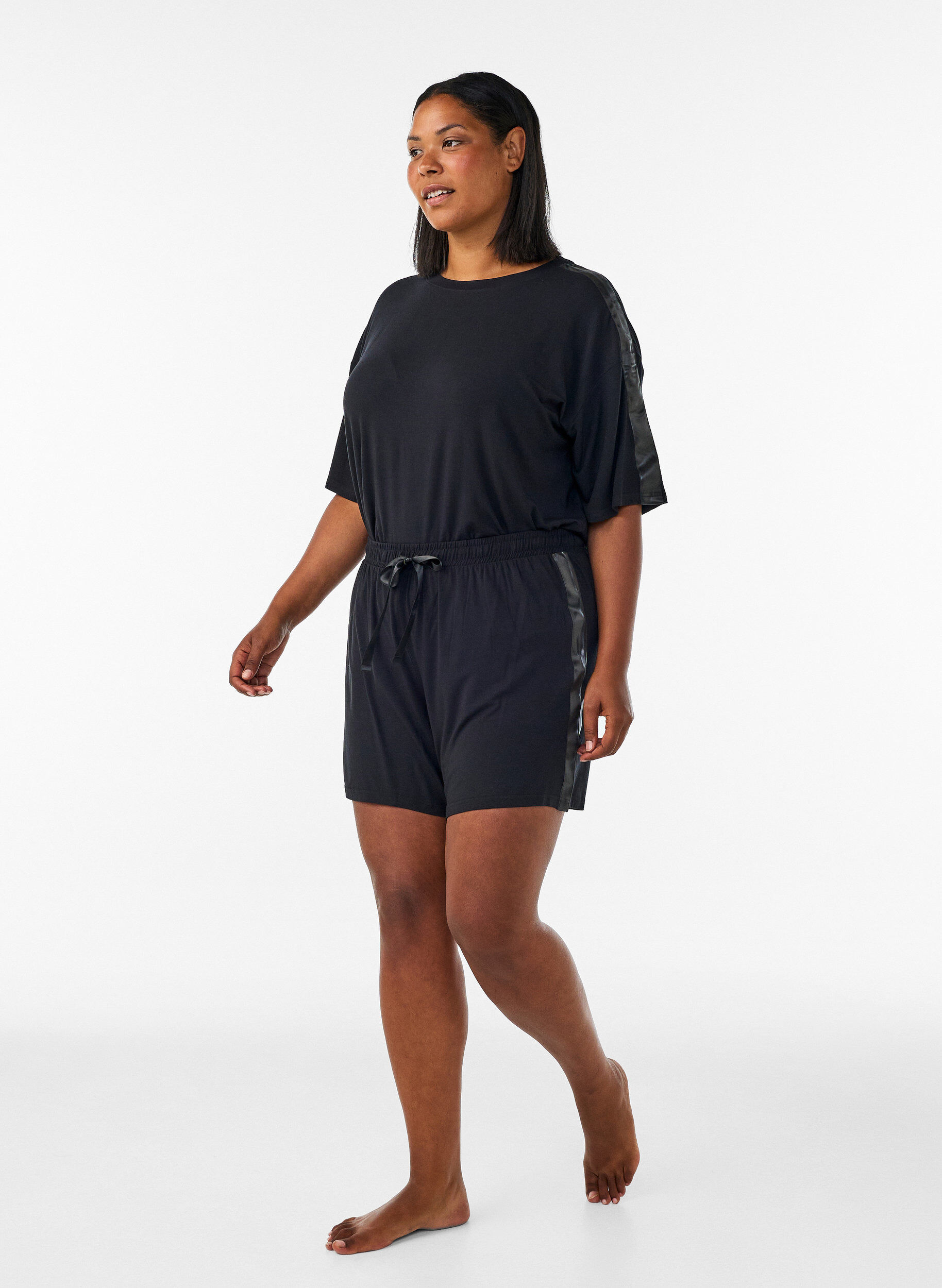 ZizziShort de pyjama en modal avec bande contrastante, Noir, Model image number 1