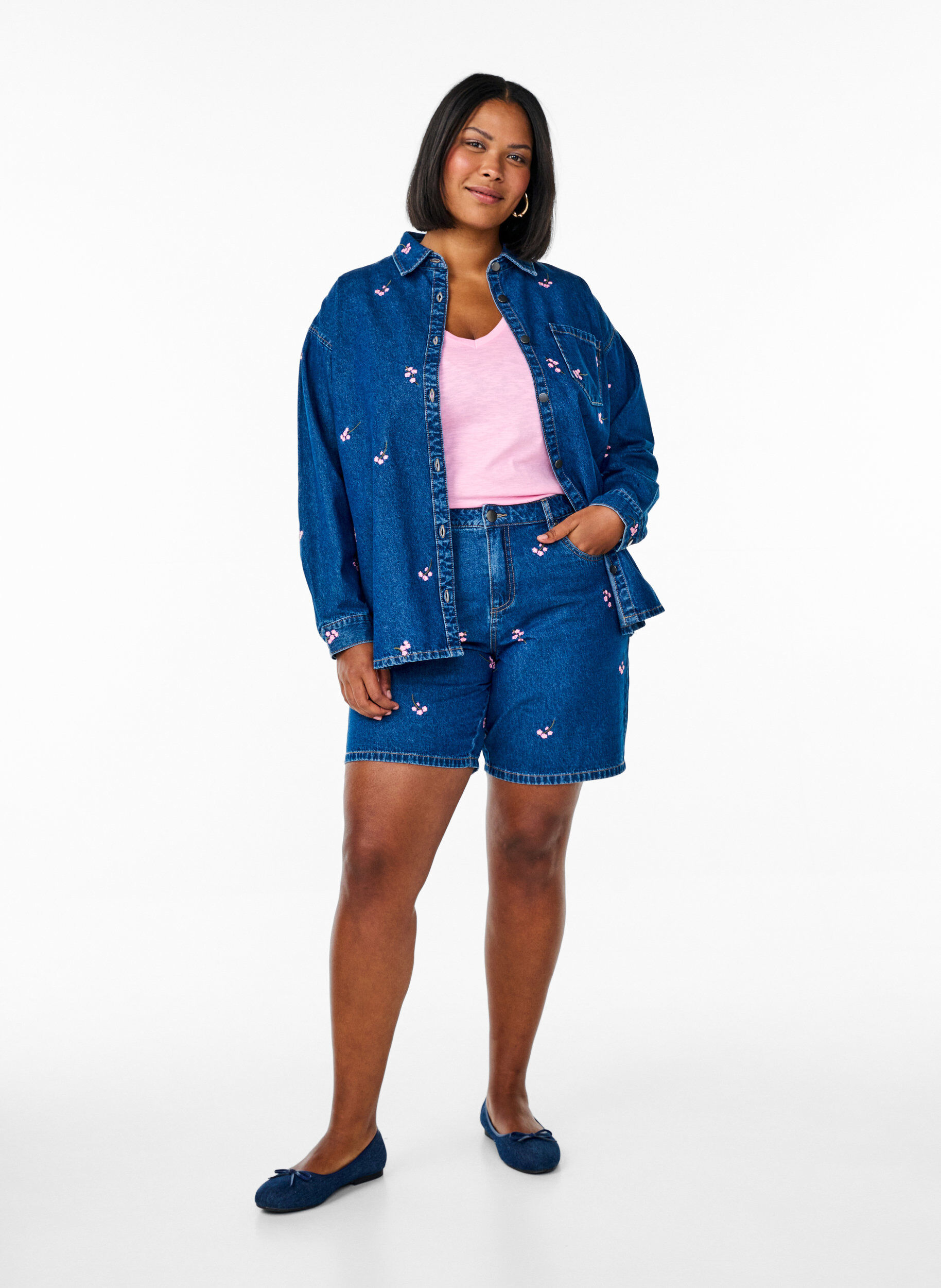 Zizzi Chemise en denim avec des fraises brod&eacute;es, Bleu, Model image number 1