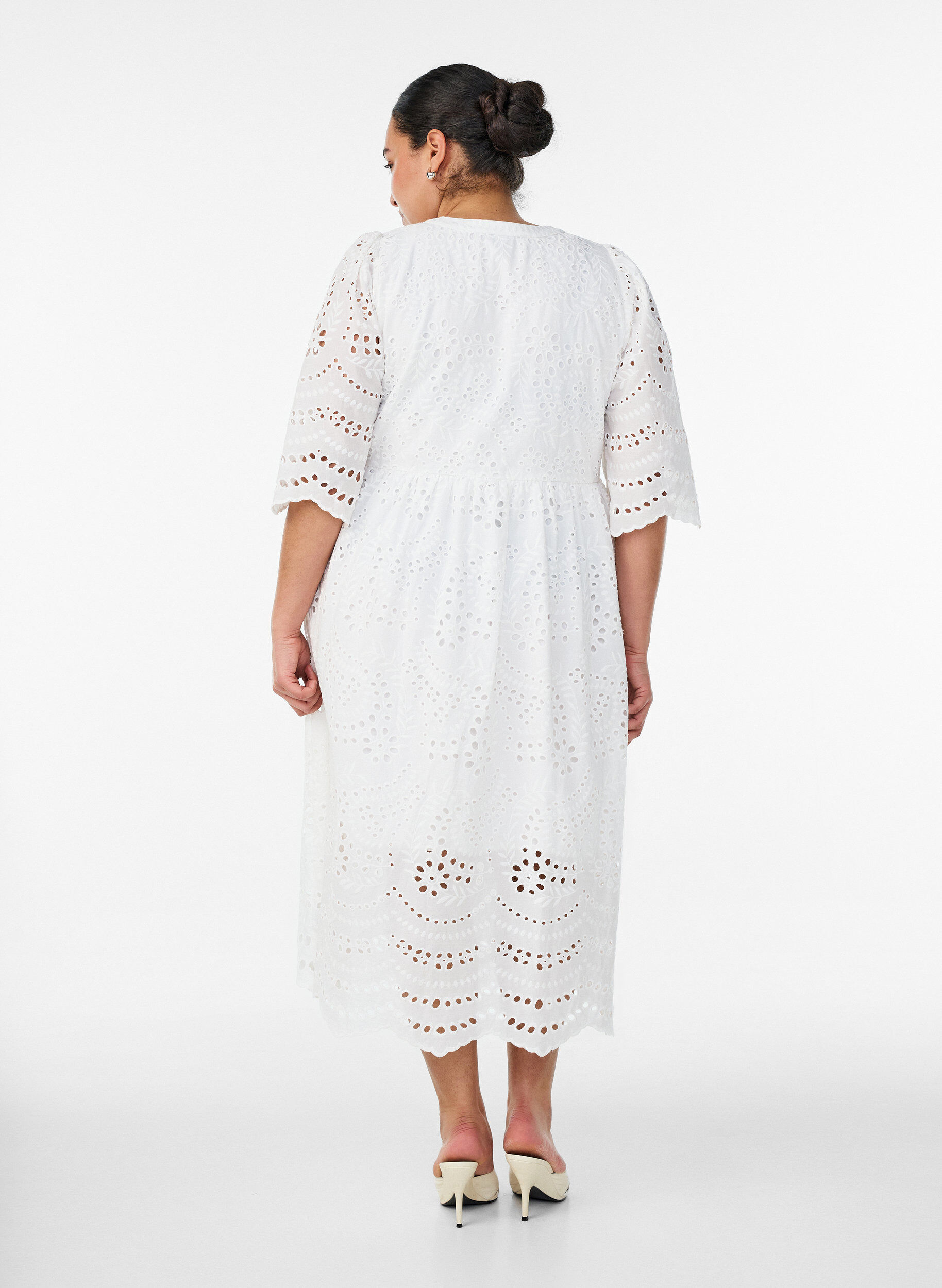 Zizzi Robe midi en broderie anglaise &agrave; taille empire, Blanc, Model image number 1