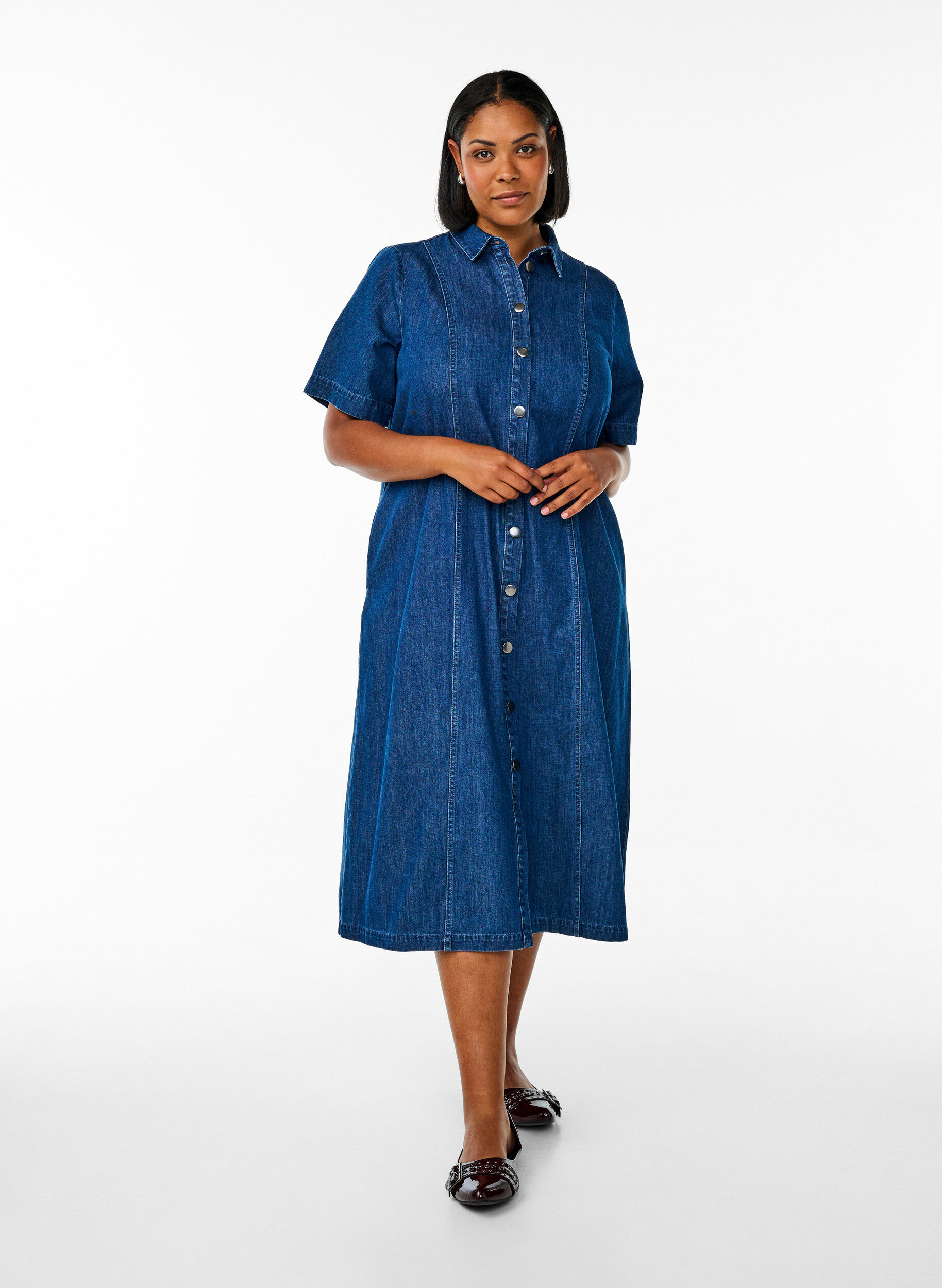 Robe-chemise en denim mi-longue, Bleu, Model