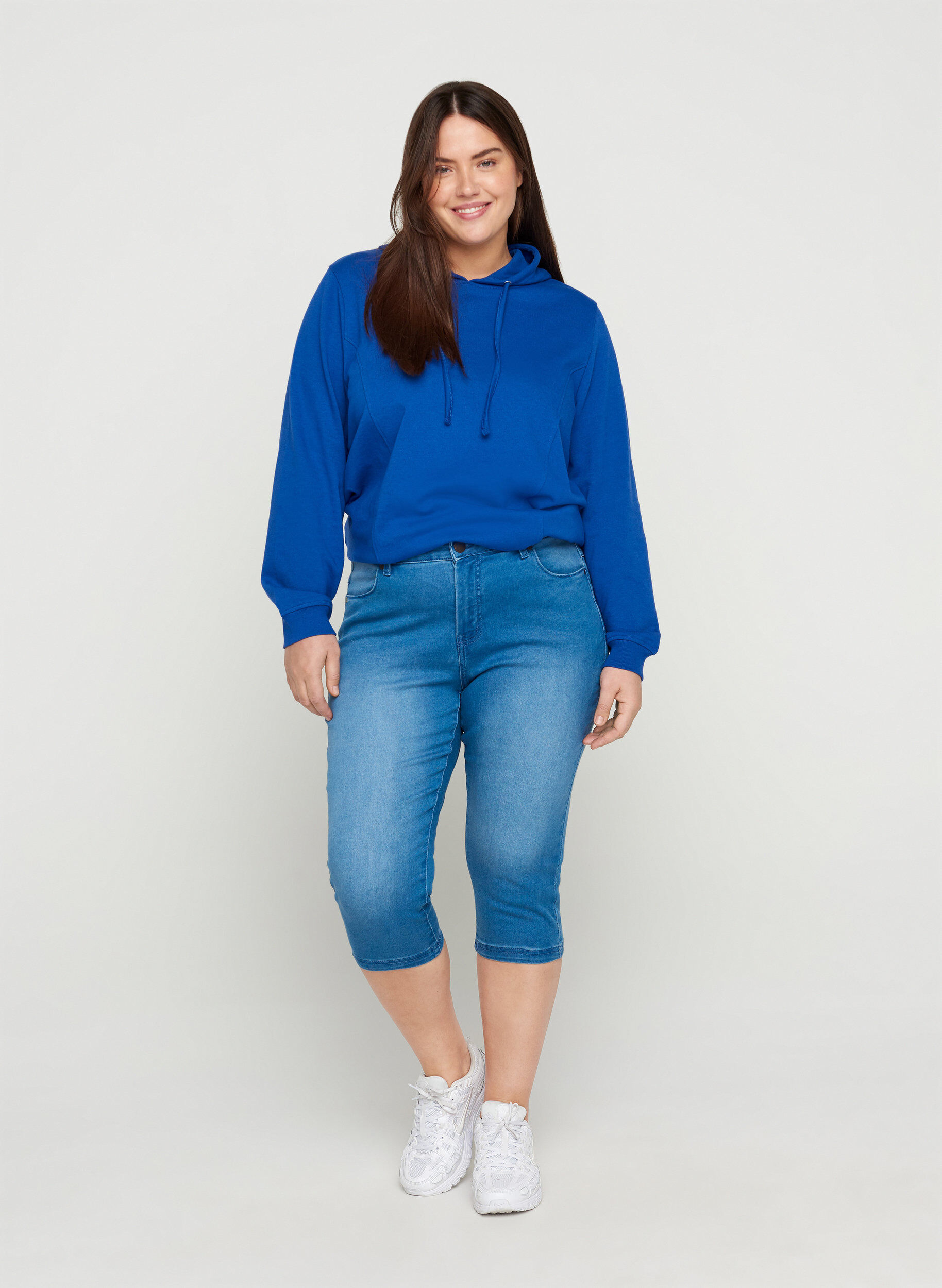 Zizzi Jean coupe slim Emily capri, Bleu Clair, Model image number 0