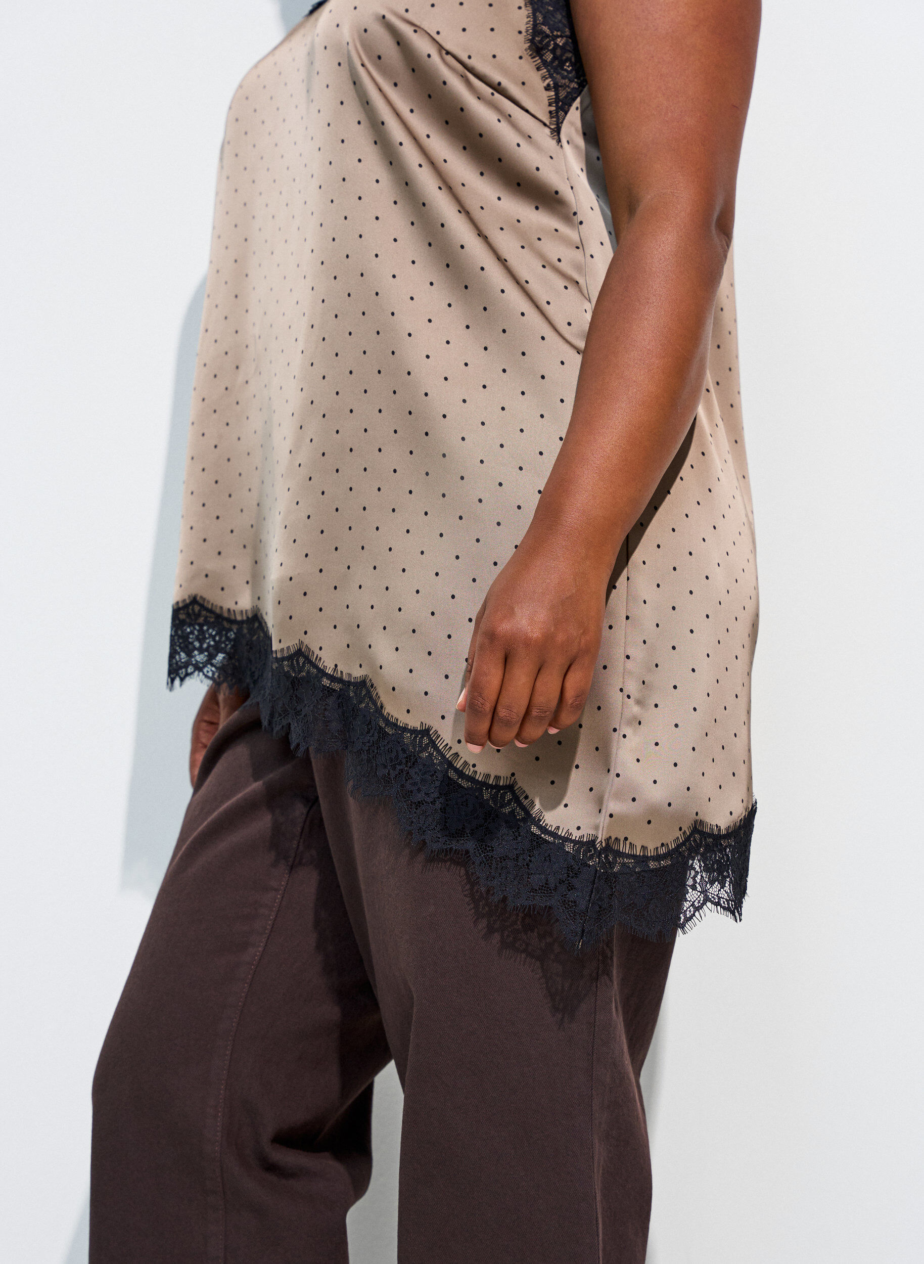 ZizziTop &agrave; fines bretelles avec dentelle et ourlet asym&eacute;trique, Beige, Model image number 3