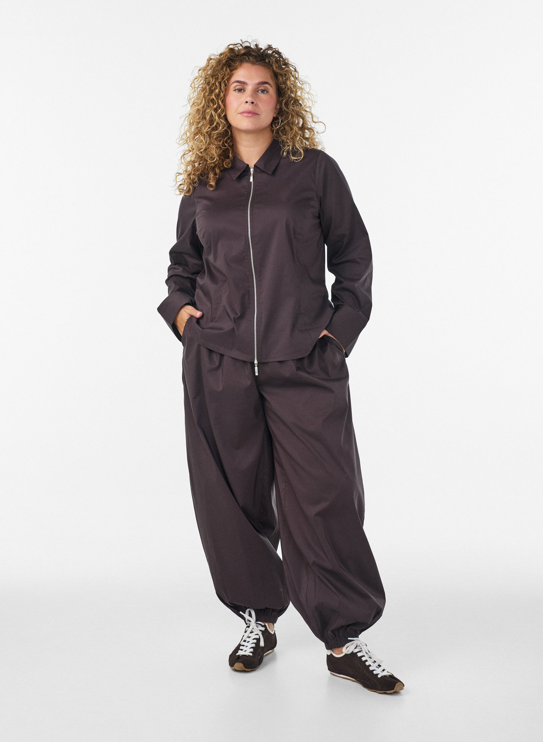 Pantalon ballon avec poches et ceinture &eacute;lastique, Marron, Model