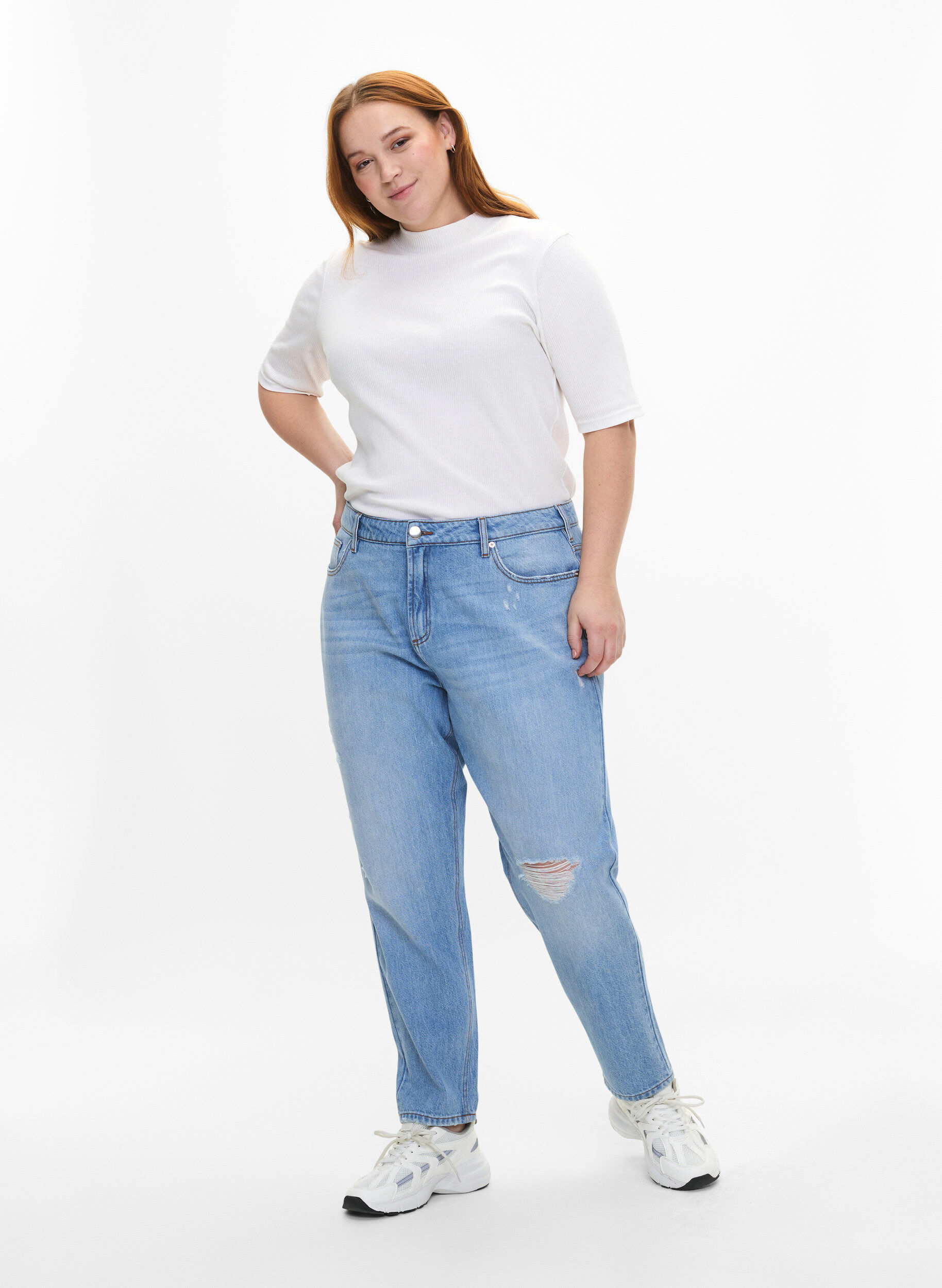 Zizzi Jeans Mille coupe momfit avec d&eacute;chirures, Light Blue, Model image number 0