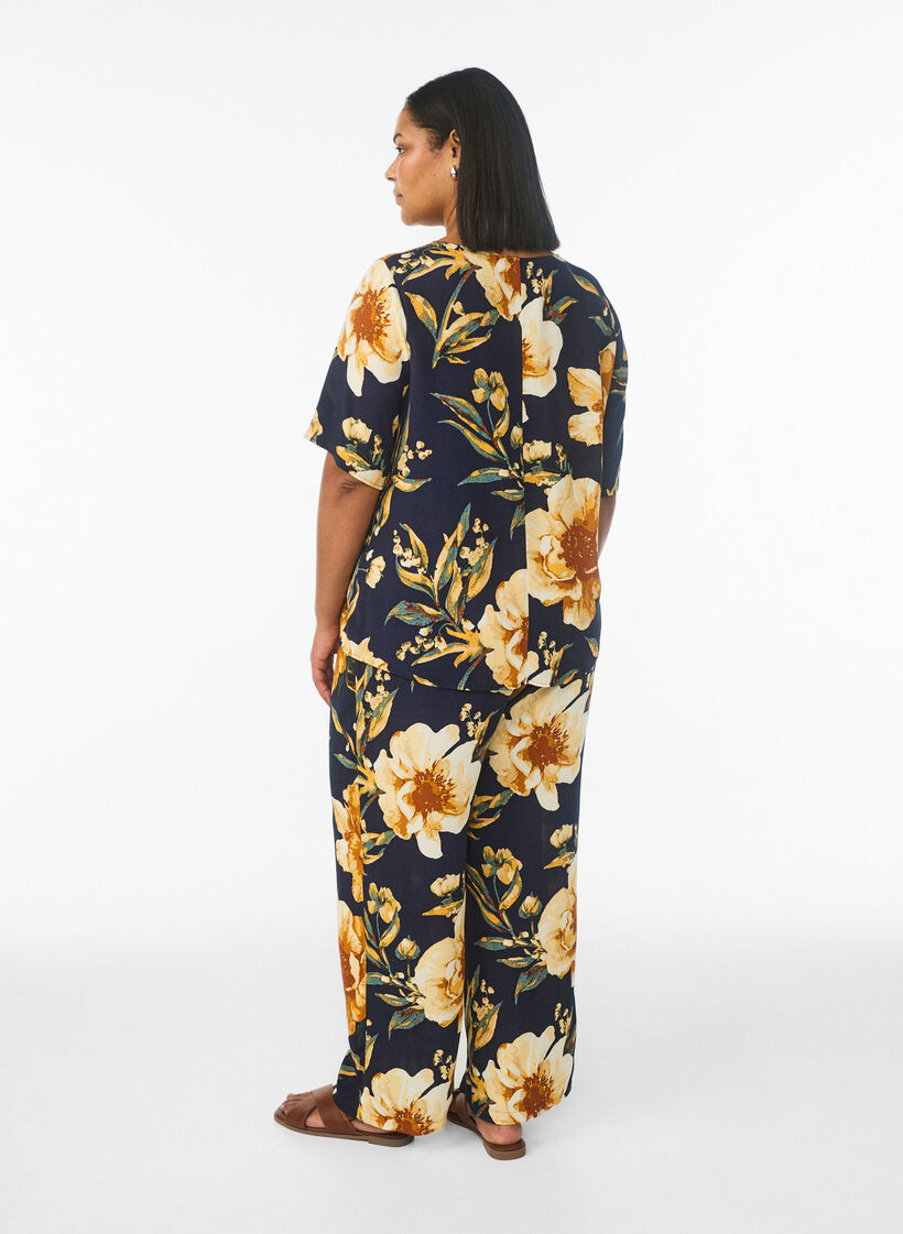 Pantalon ample en viscose avec imprim&eacute;, Bleu, Model image number 1