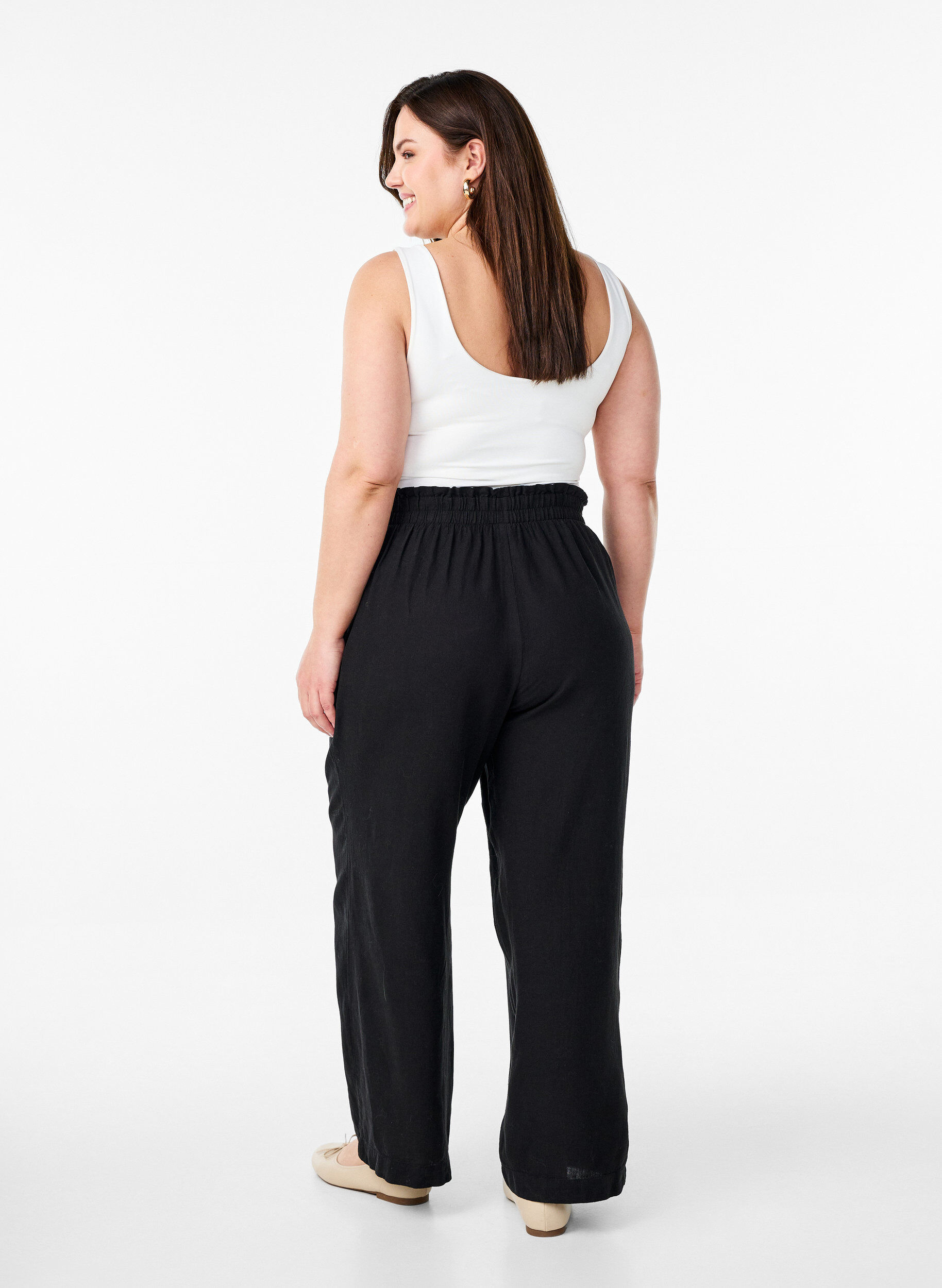 Zizzi Pantalon ample en lin et viscose, Noir, Model image number 1