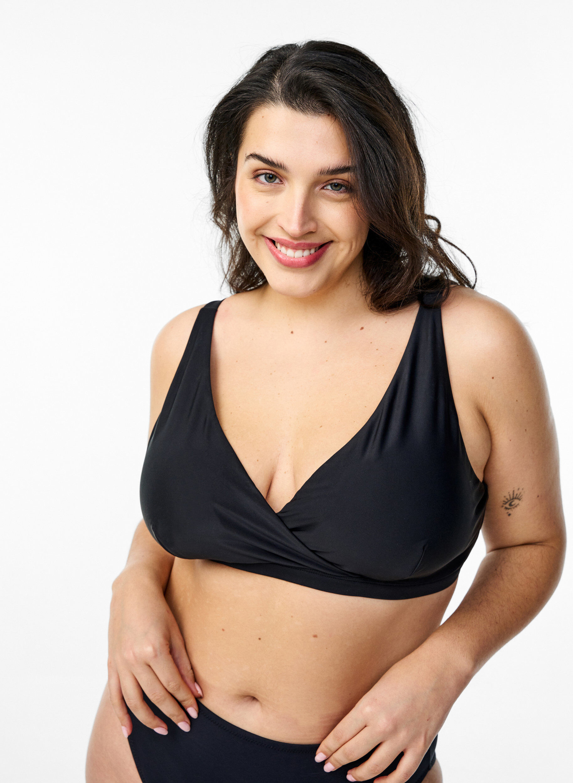 Haut de bikini triangle avec d&eacute;tail cache-c&oelig;ur, Noir, Model