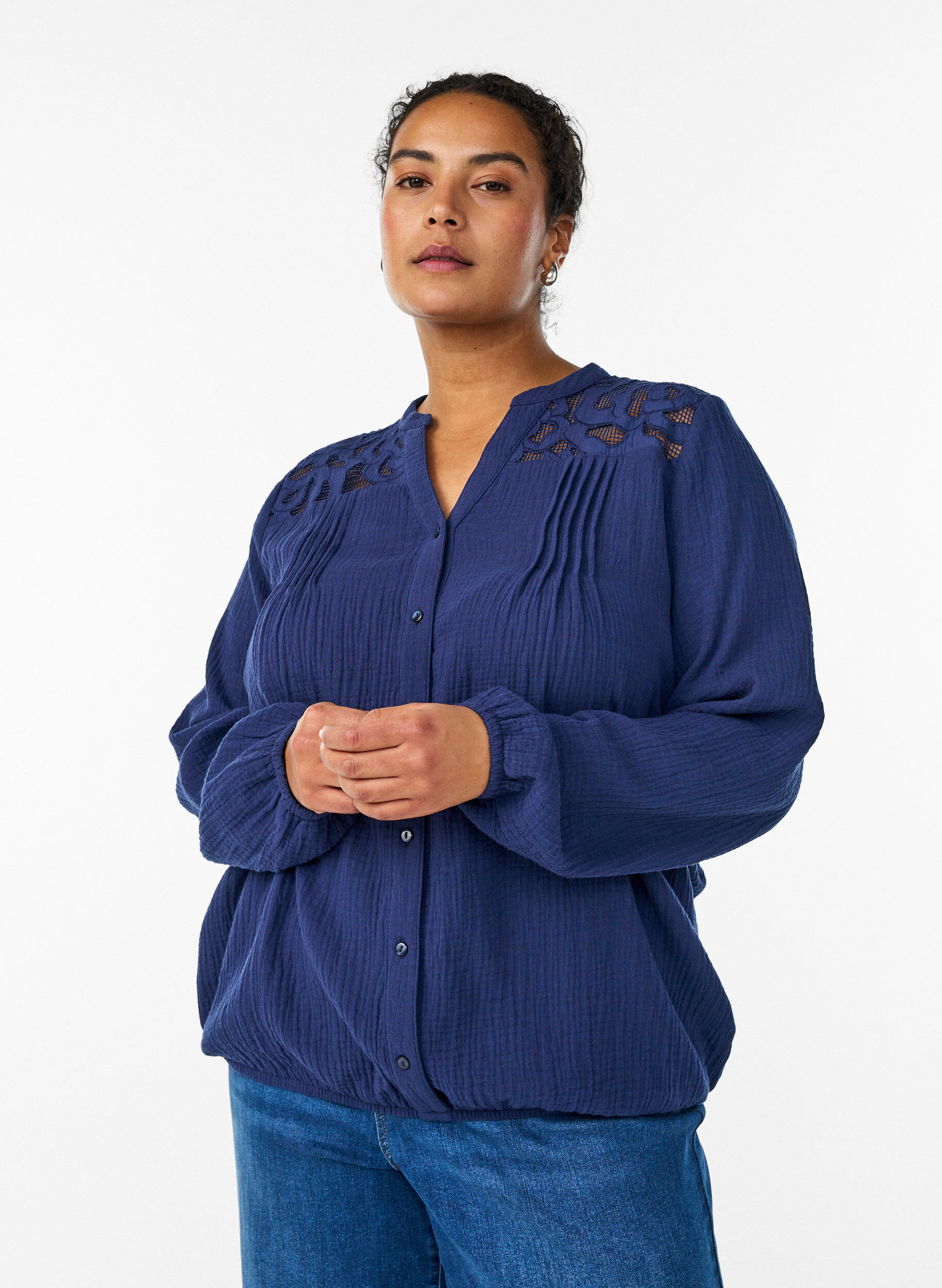 Zizzi Blouse en mousseline de coton avec d&eacute;tails brod&eacute;s, Bleu, Model image number 0