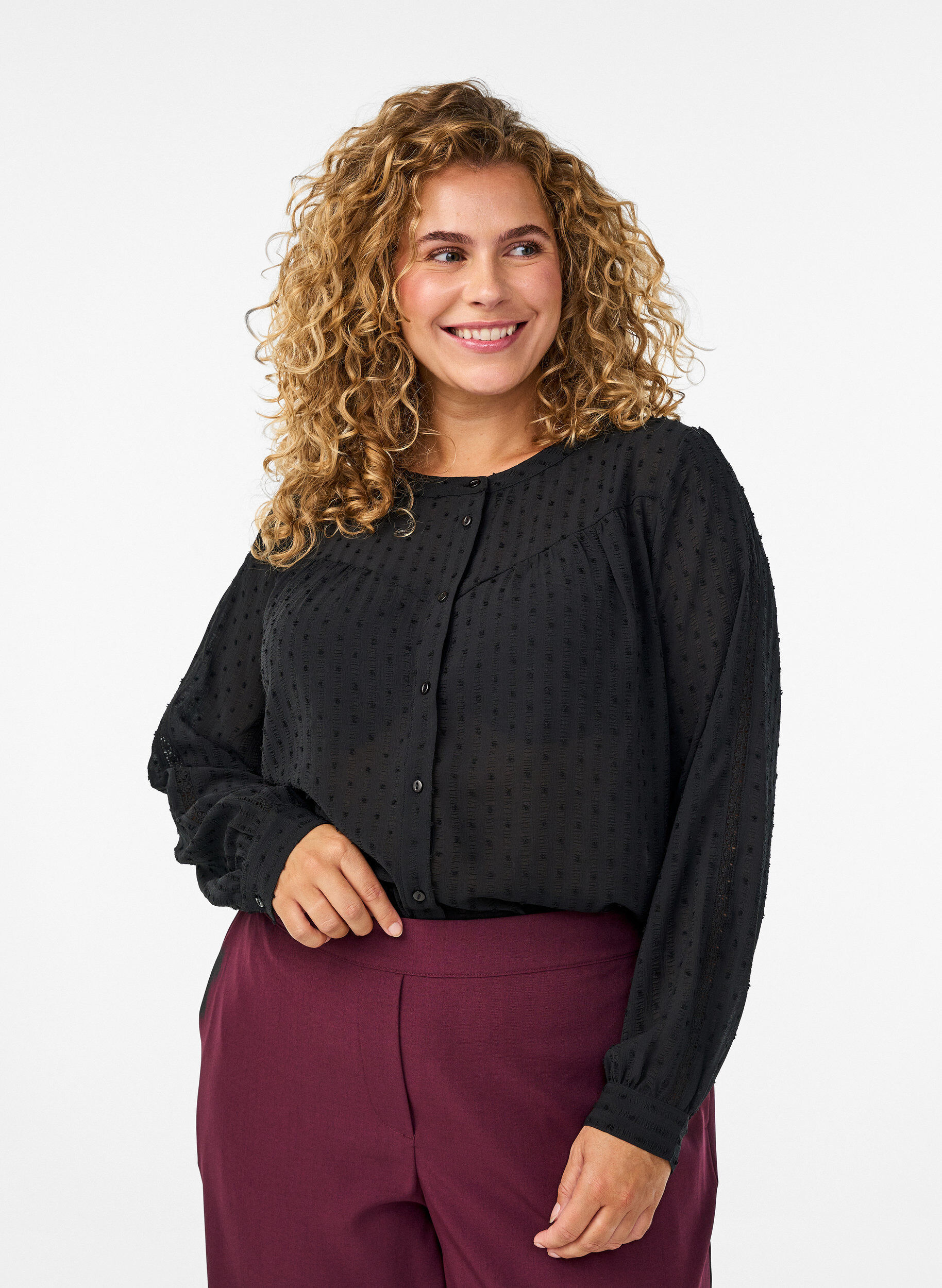 Chemisier &agrave; pois textur&eacute;s et d&eacute;tails brod&eacute;s, Noir, Model
