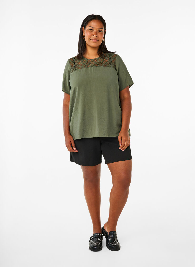 Chemisier à manches courtes en viscose avec détail en dentelle, Thyme, Model image number 2