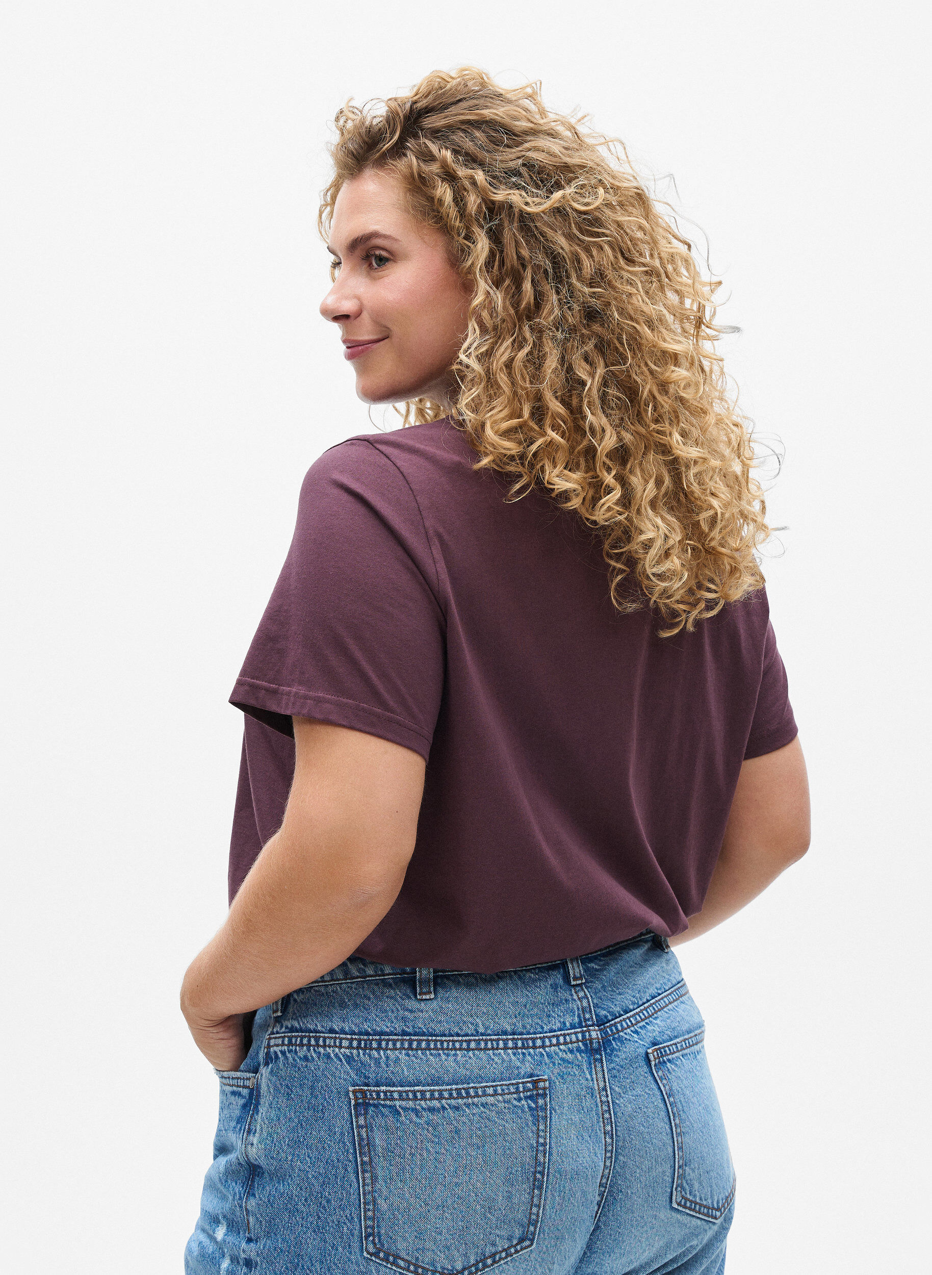 Zizzi T-shirt en coton avec imprim&eacute; sur le devant, Bordeaux fonc&eacute;, Model image number 2