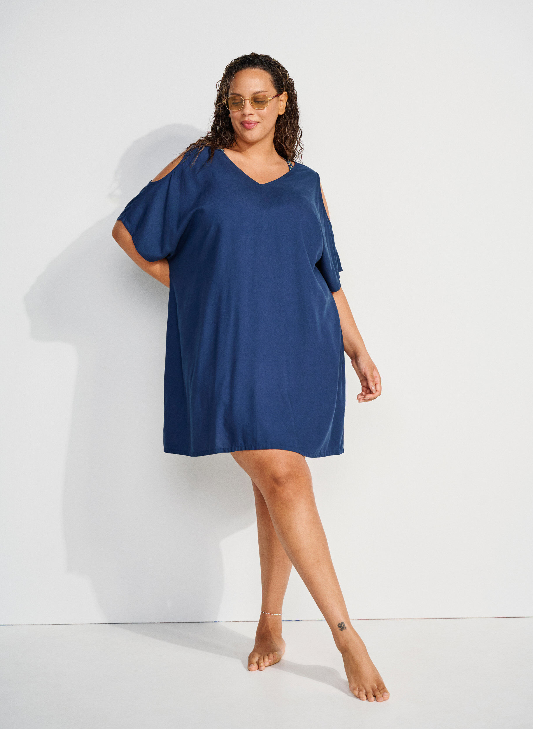 Zizzi Robe de plage en viscose avec d&eacute;tail aux &eacute;paules, Bleu, Image image number 0