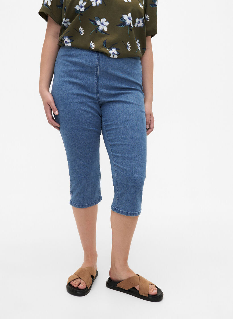 FLASH - Pantalon capri en denim à taille haute et coupe ajustée, Bleu Clair, Model image number 3