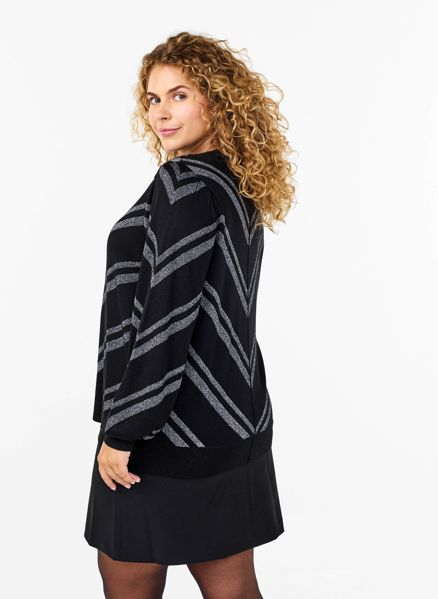 Zizzi Pull tricot&eacute; avec un col rond et des reflets brillants, Black w.S.L.Stripes, Model image number 1