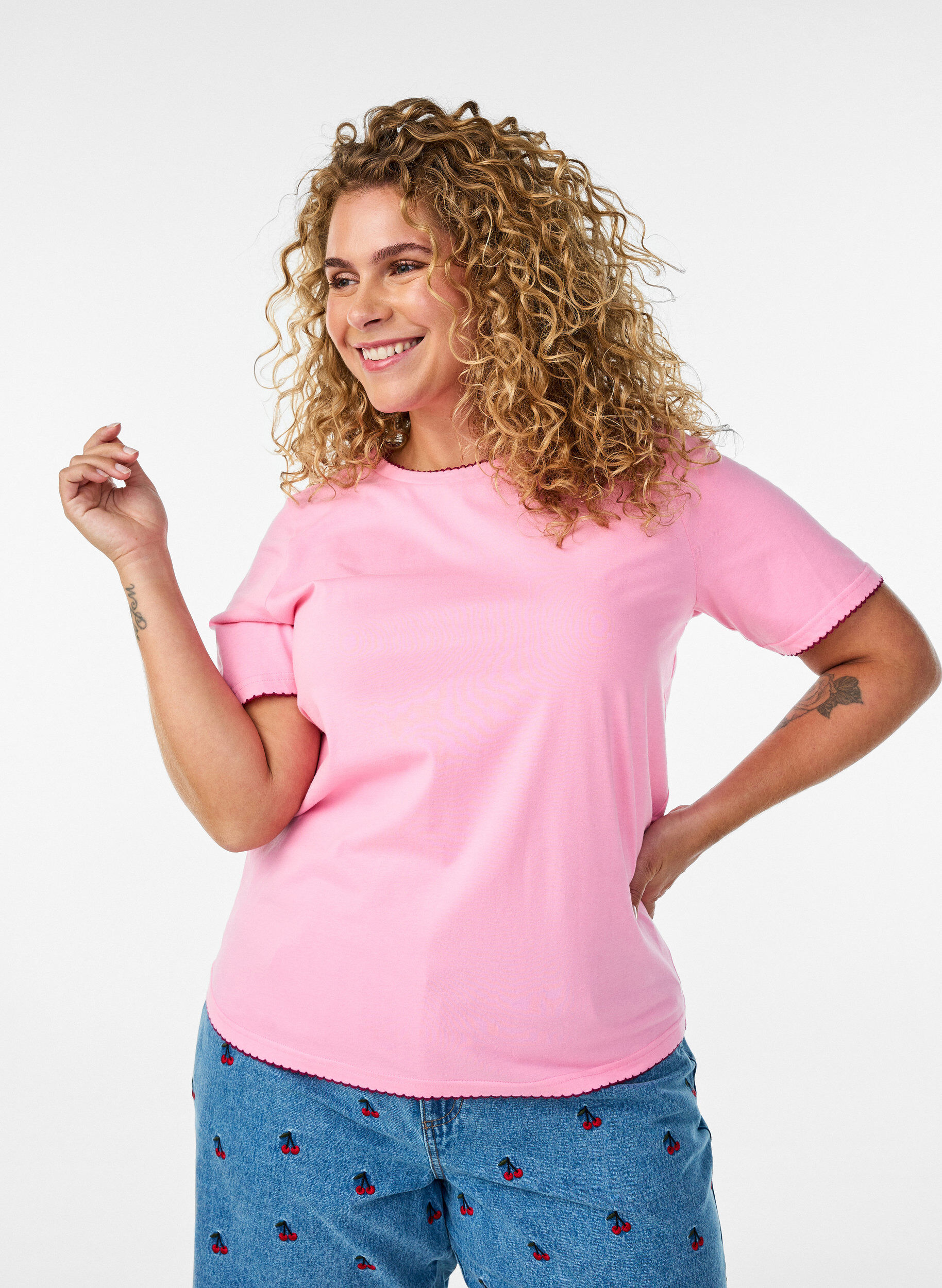 ZizziT-shirt en coton avec bords ondul&eacute;s contrastants, Rose, Model image number 0