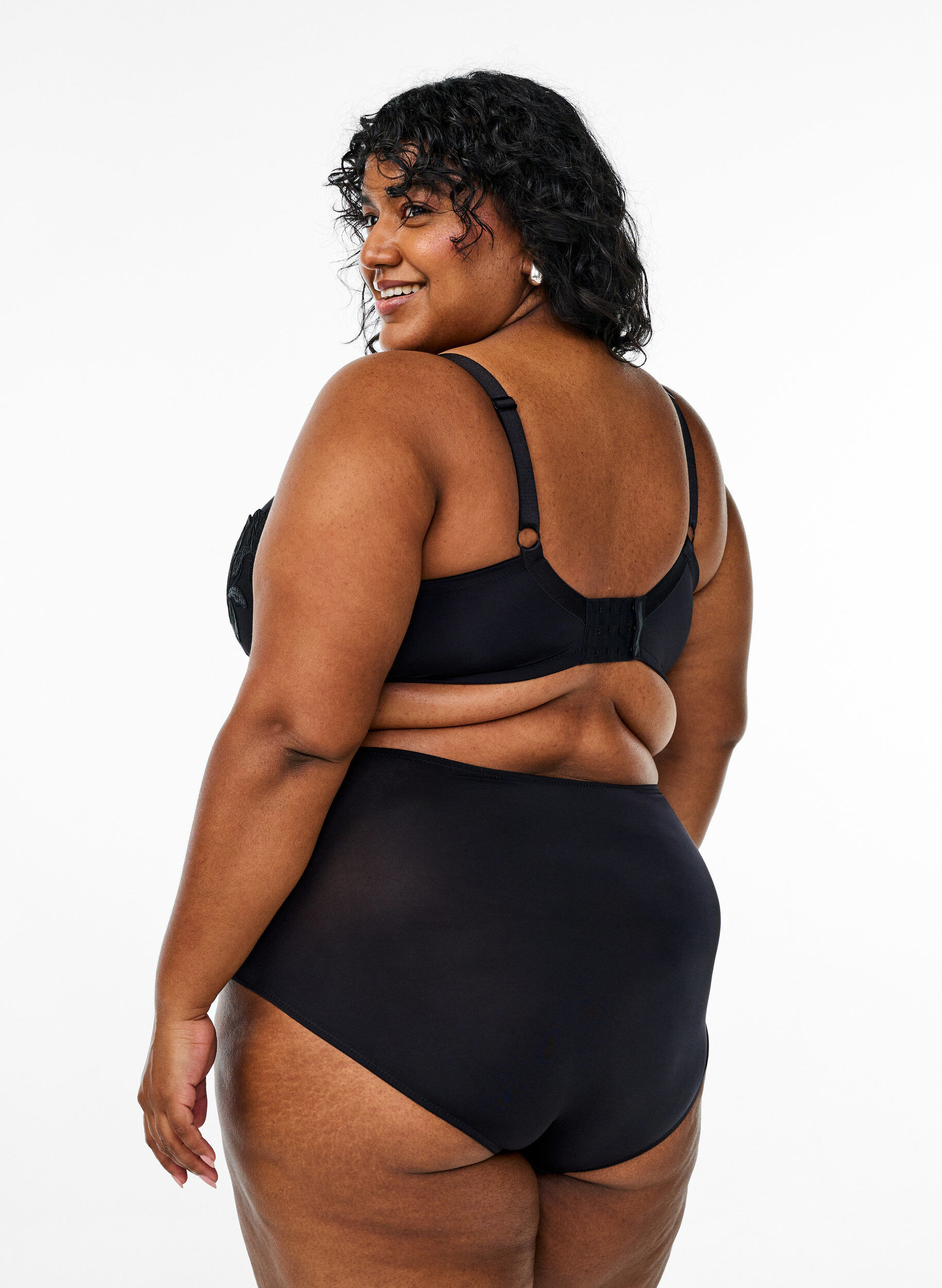 Zizzi Soutien-gorge rembourr&eacute; avec broderie florale, Noir, Model image number 1