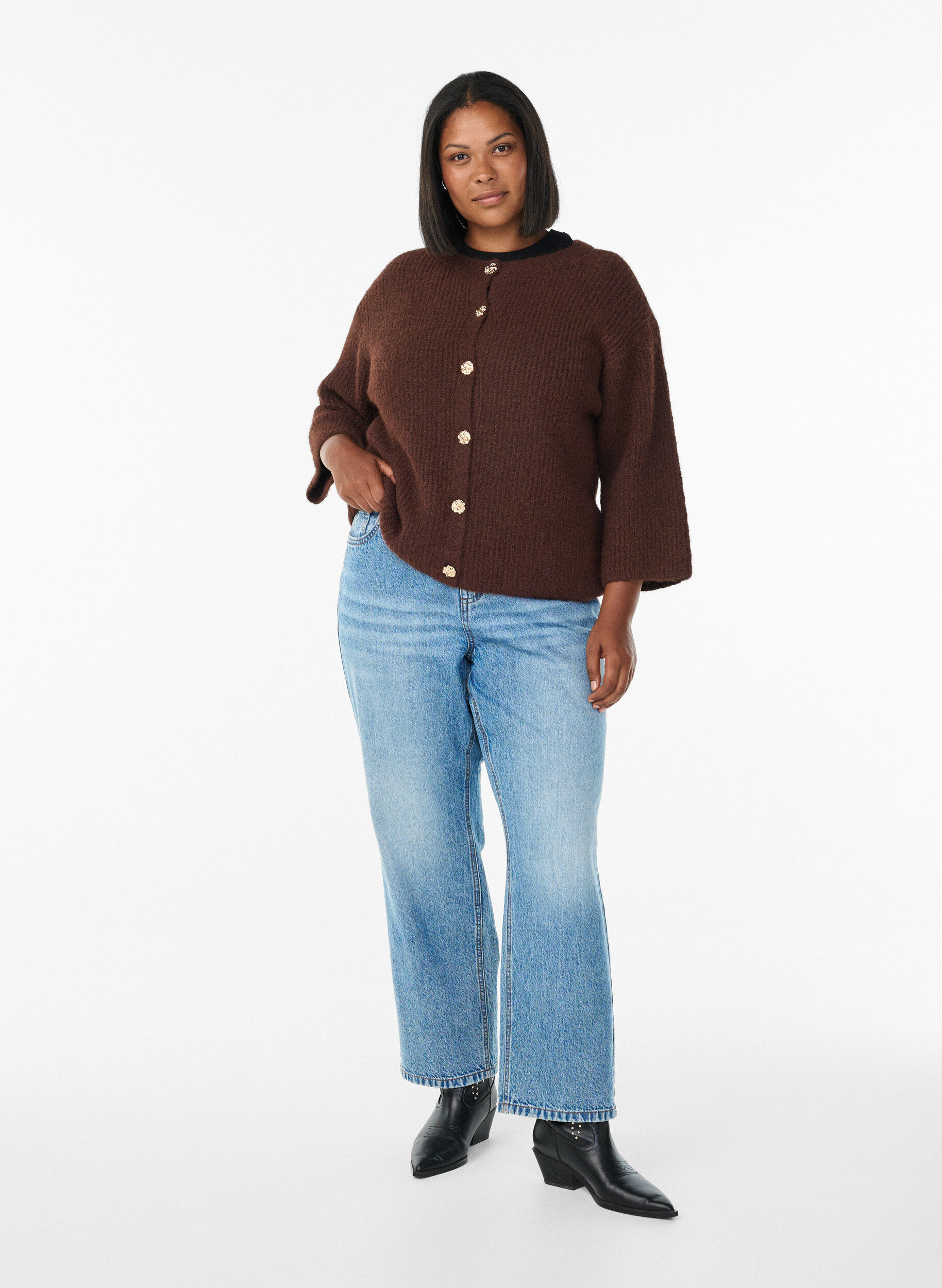 Zizzi Cardigan court avec des manches 3/4 et des boutons dor&eacute;s et textur&eacute;s, Marron, Model image number 1