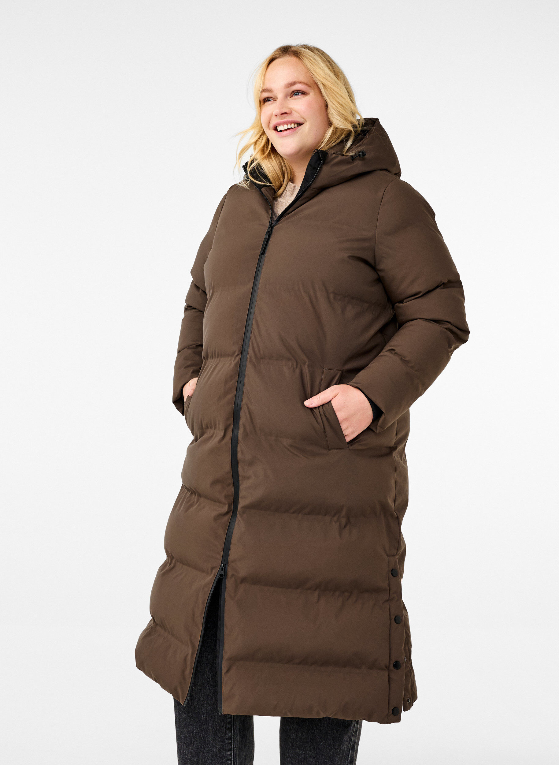 Zizzi Manteau d'hiver long et matelass&eacute; avec capuche, Marron, Model image number 0