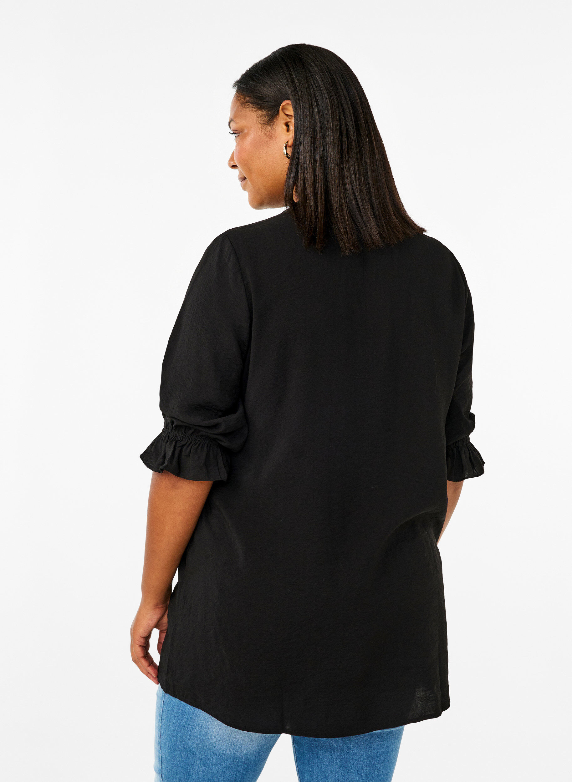 Zizzi Chemise longue en viscose avec d&eacute;tail en dentelle, Black, Model image number 1