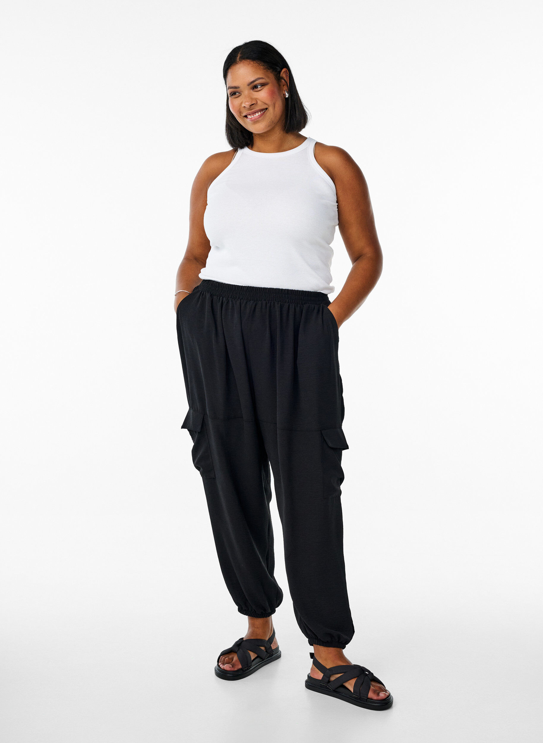 Zizzi Pantalon harem avec poches cargo et taille &eacute;lastiqu&eacute;e, Noir, Model image number 0