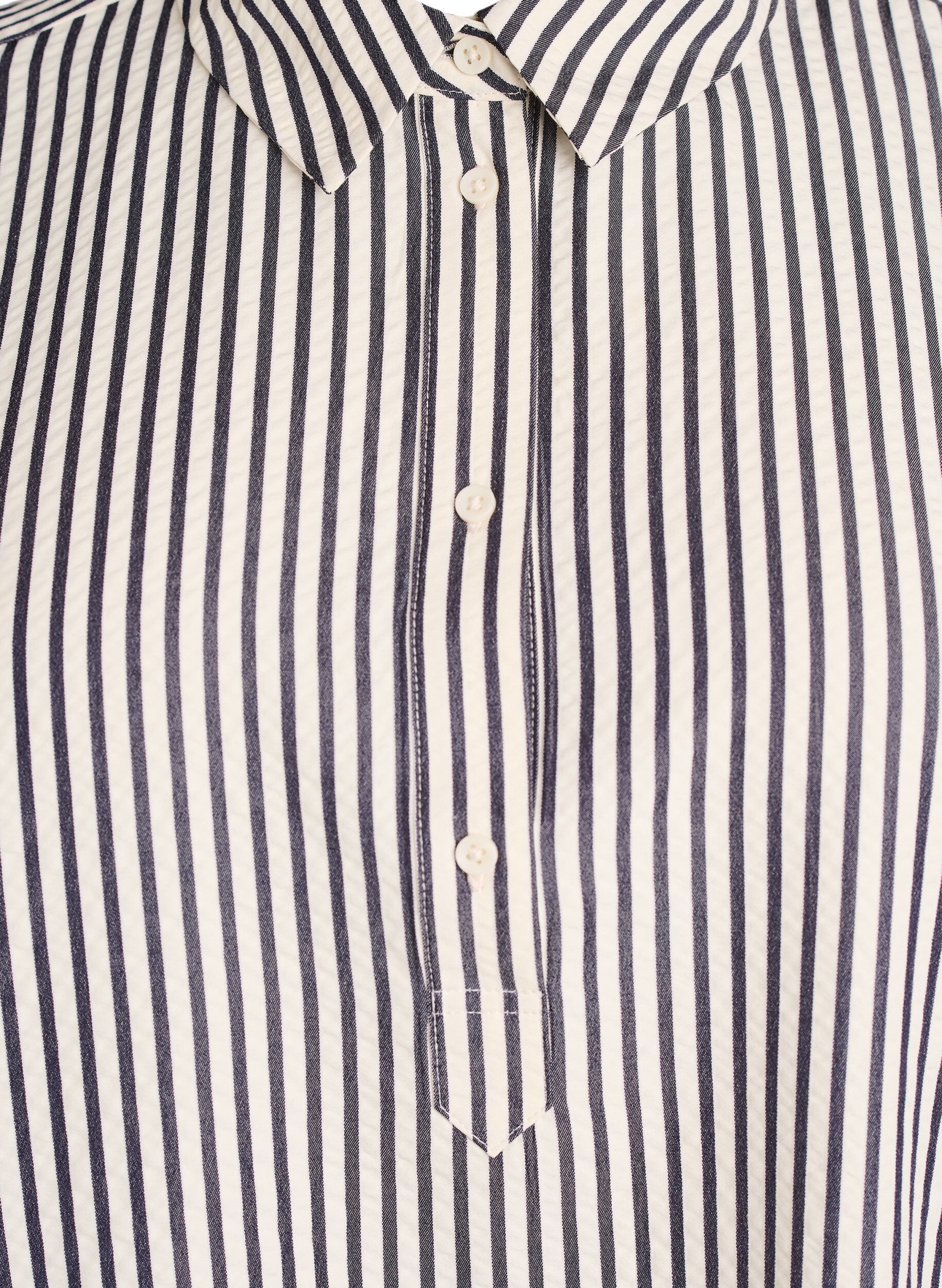 Zizzi Chemise ray&eacute;e avec d&eacute;tail bouton au dos, Noir, Packshot image number 2