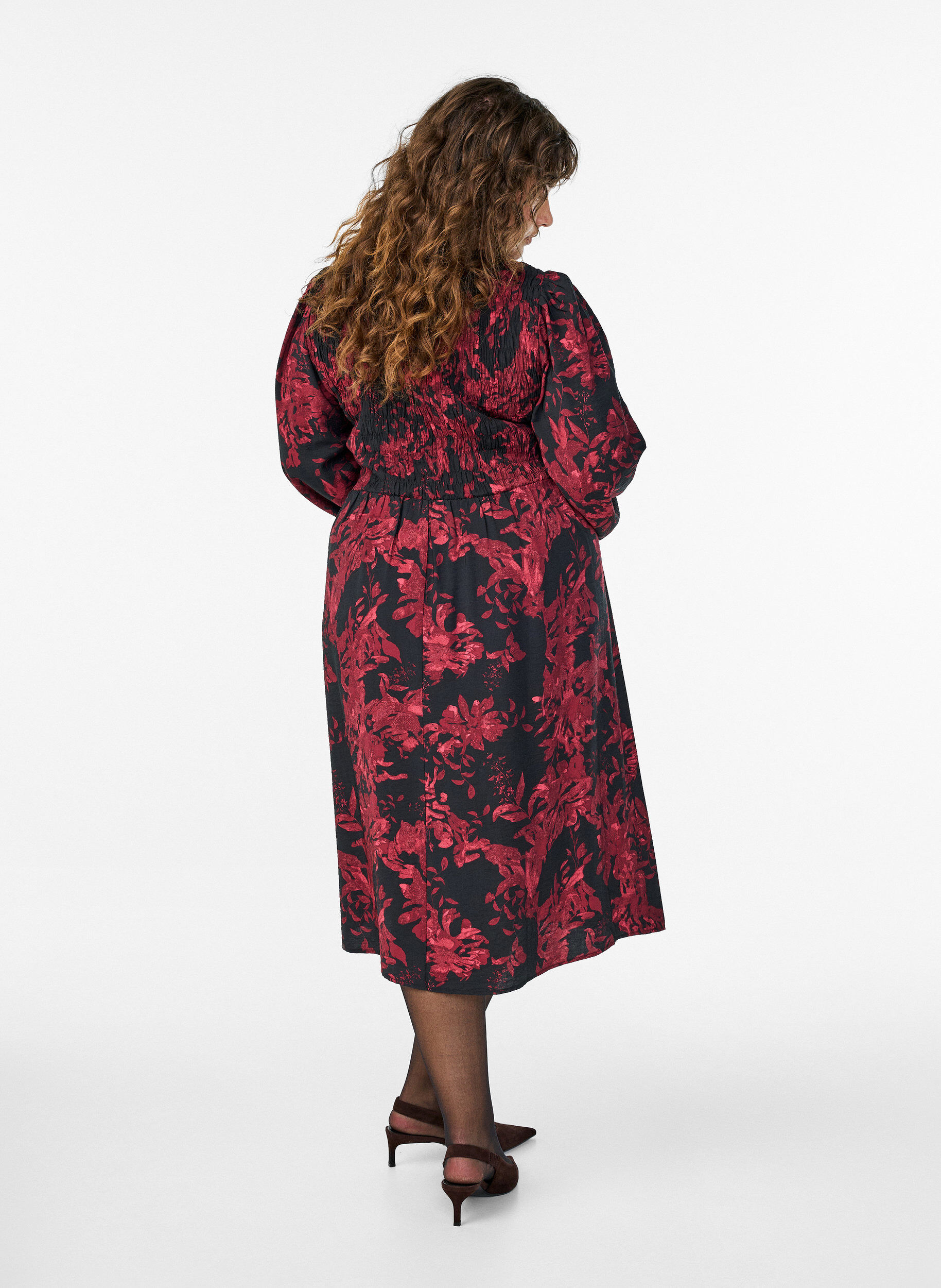 Zizzi Robe &agrave; fleurs avec haut smock&eacute;, Noir, Model image number 1