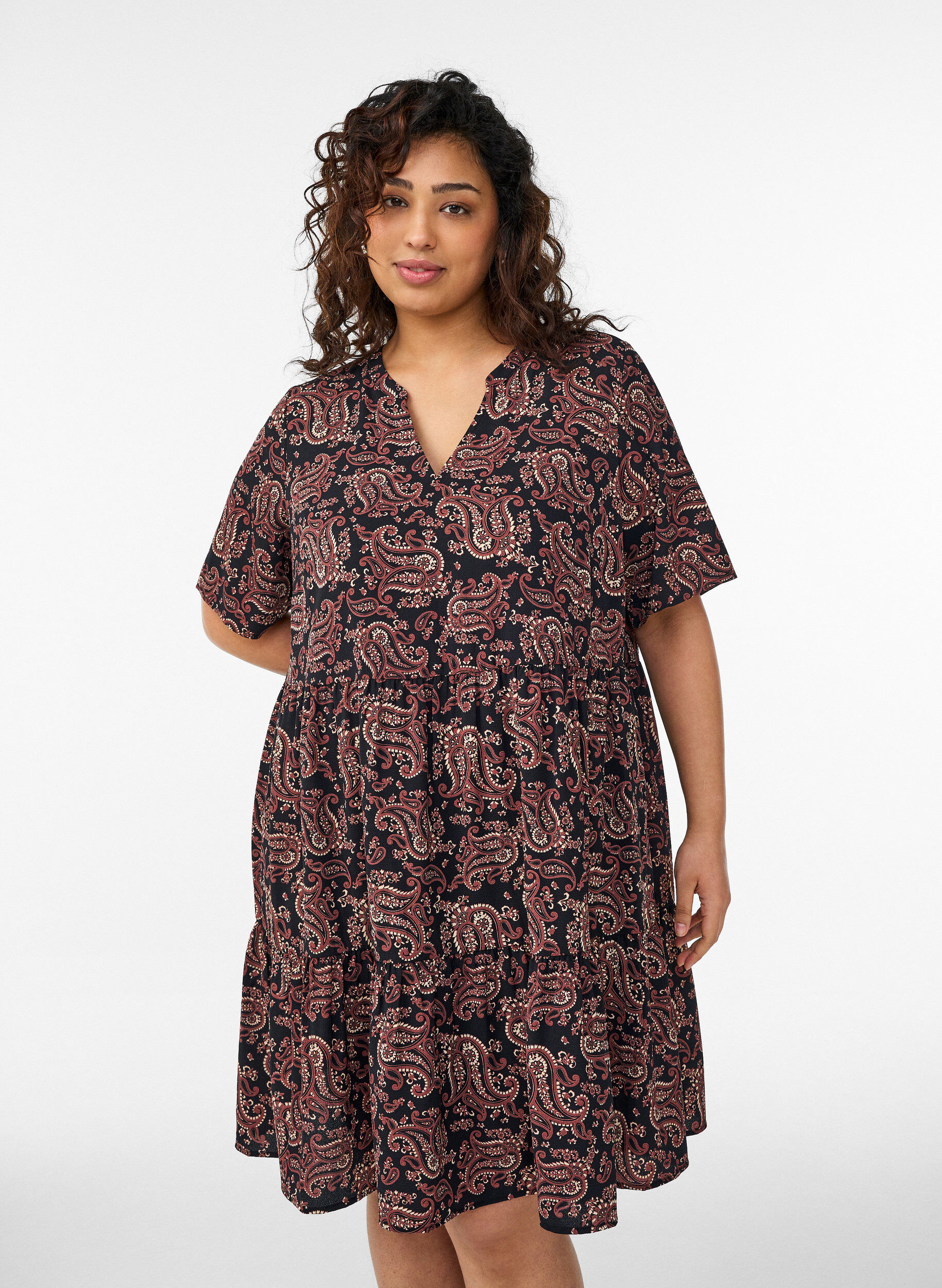 Zizzi Robe &agrave; manches courtes coupe trap&egrave;ze avec d&eacute;coupes, Noir, Model image number 0