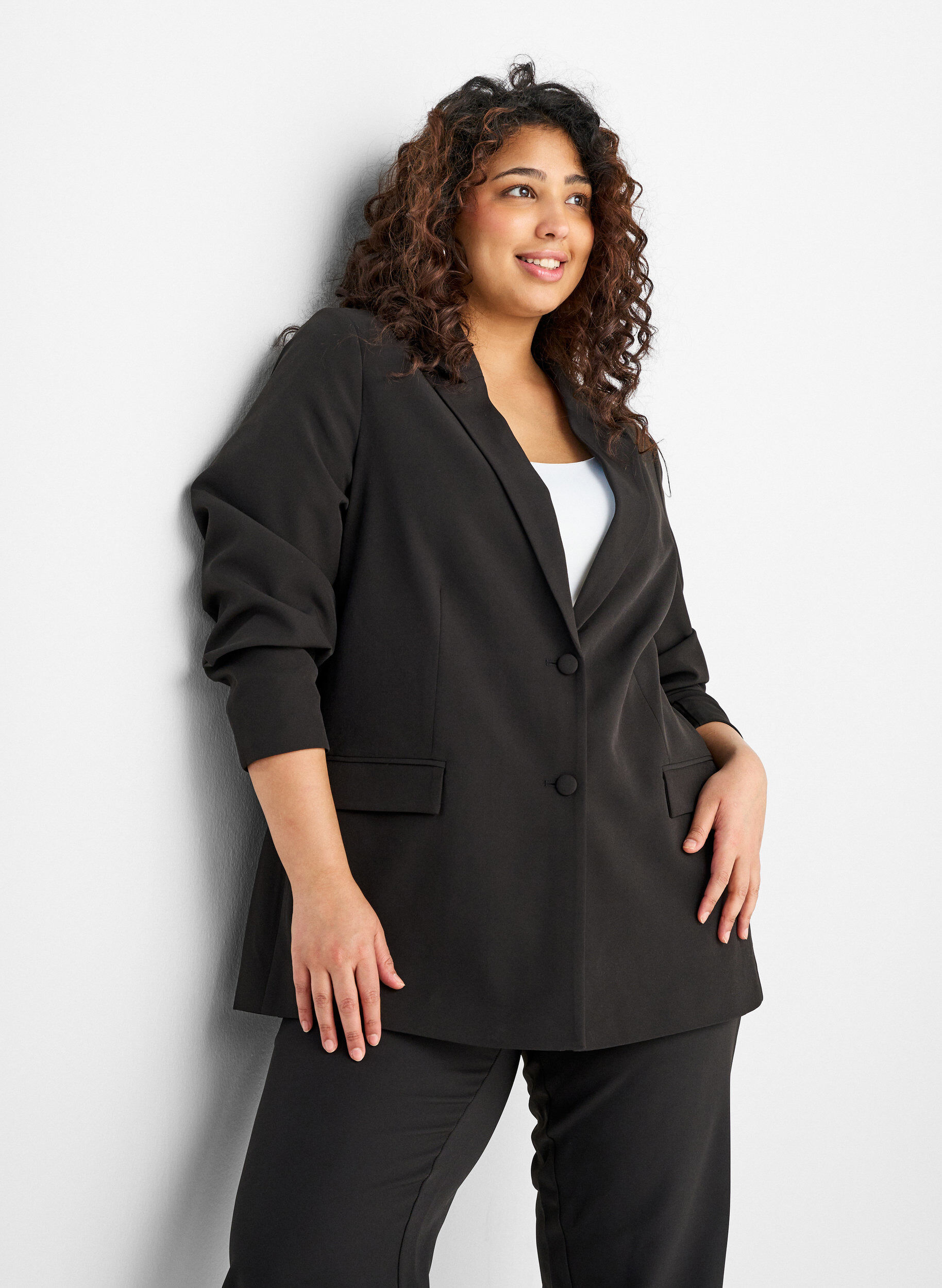 Zizzi Blazer classique avec fermeture boutonn&eacute;e, Noir, Model image number 3