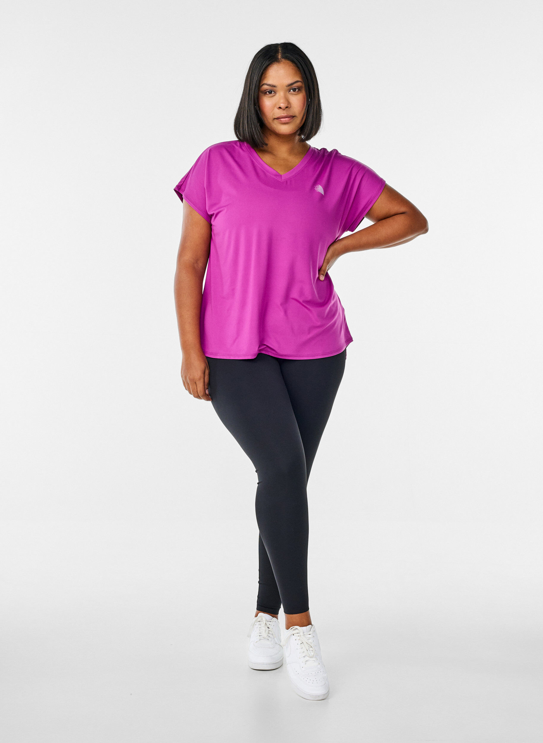 Zizzi T-shirt de sport &agrave; manches courtes et col en V, Violet, Model image number 1