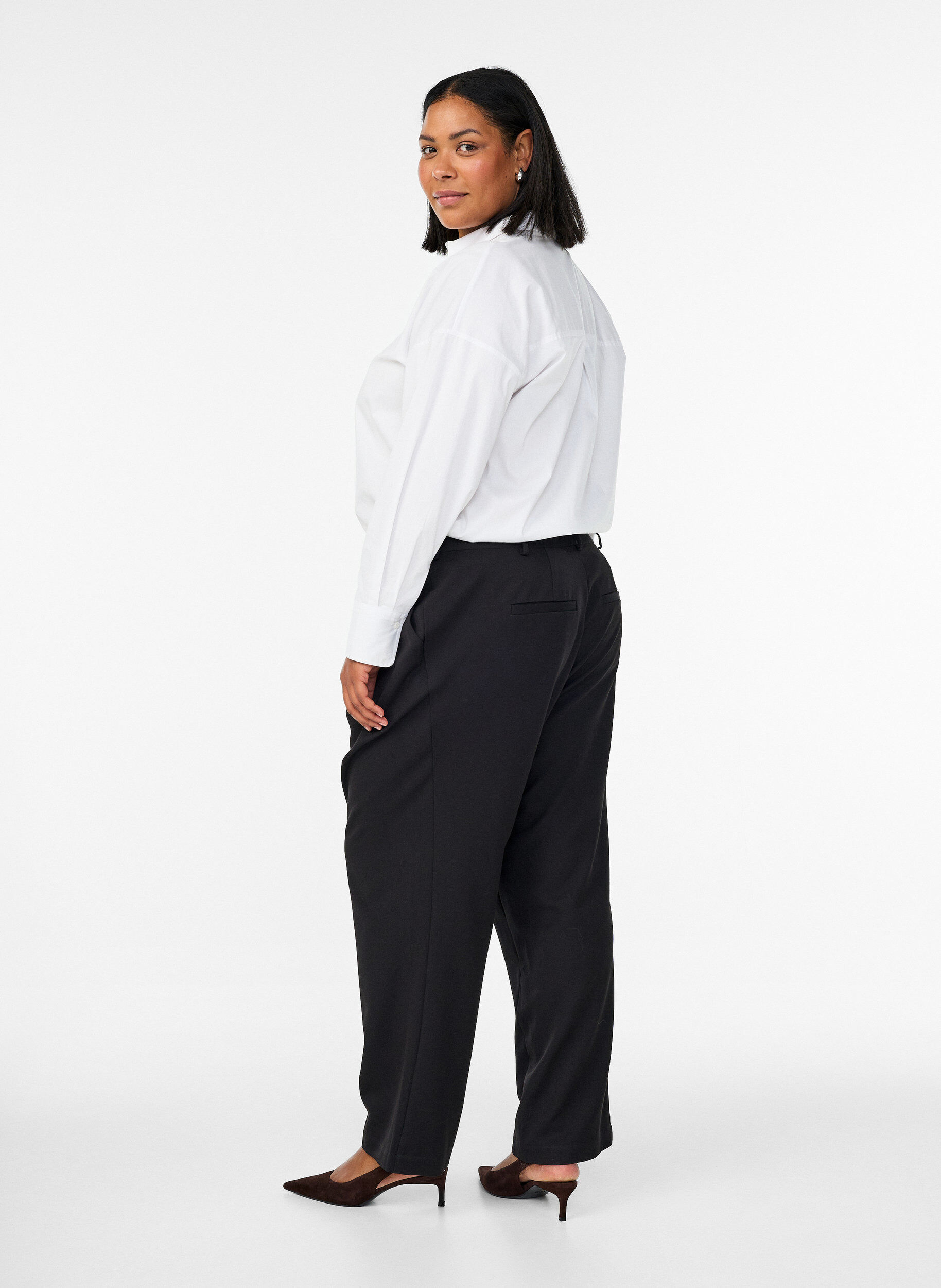 Zizzi Pantalon de costume taille haute &agrave; jambes droites, Noir, Model image number 1