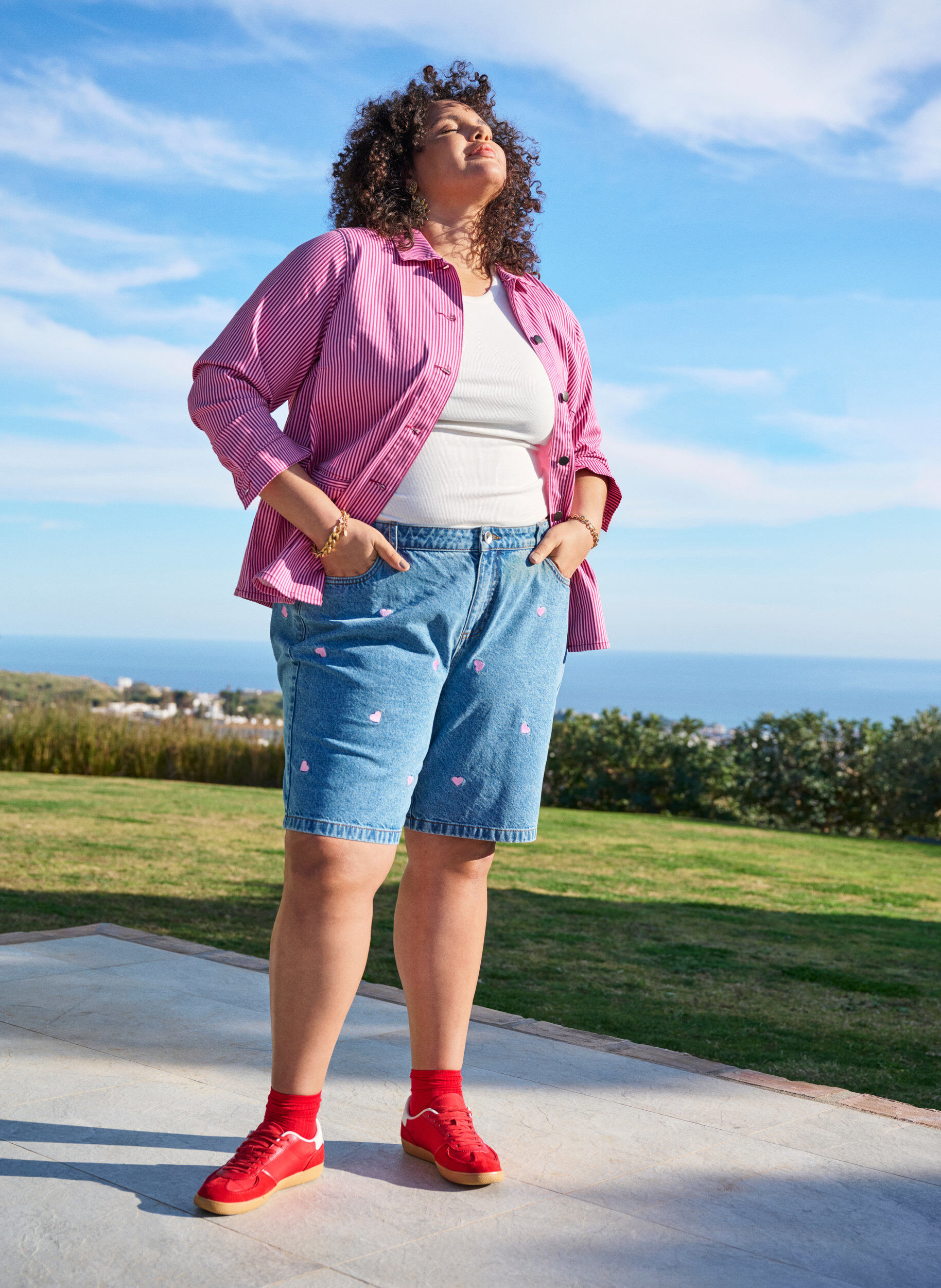 Zizzi Shorts en jean taille haute orn&eacute;s de c&oelig;urs brod&eacute;s, Bleu Clair, Image image number 0