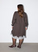 Robe mi-longue avec de fines rayures et des finitions en dentelle, Marron, Model image number 2