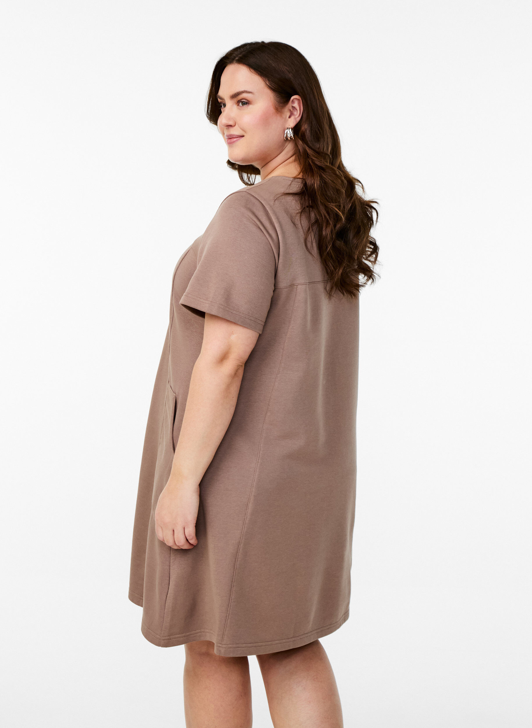 Zizzi Robe en jersey &agrave; manches courtes et poches, Marron, Model image number 2
