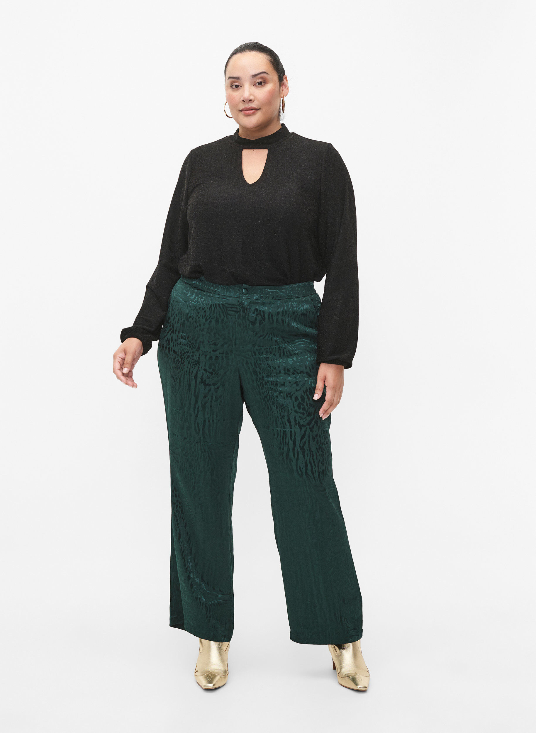 Zizzi Blouse scintillante &agrave; manches longues avec d&eacute;collet&eacute; arrondi et d&eacute;tail en V, Black Black, Model image number 3