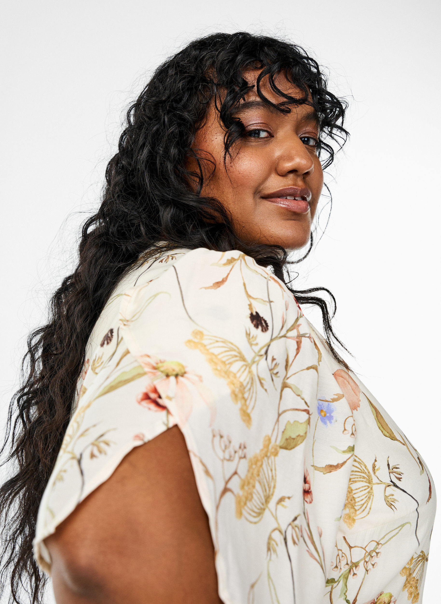 ZizziRobe mi-longue &agrave; fleurs avec une forme trap&egrave;ze, Beige, Model image number 3
