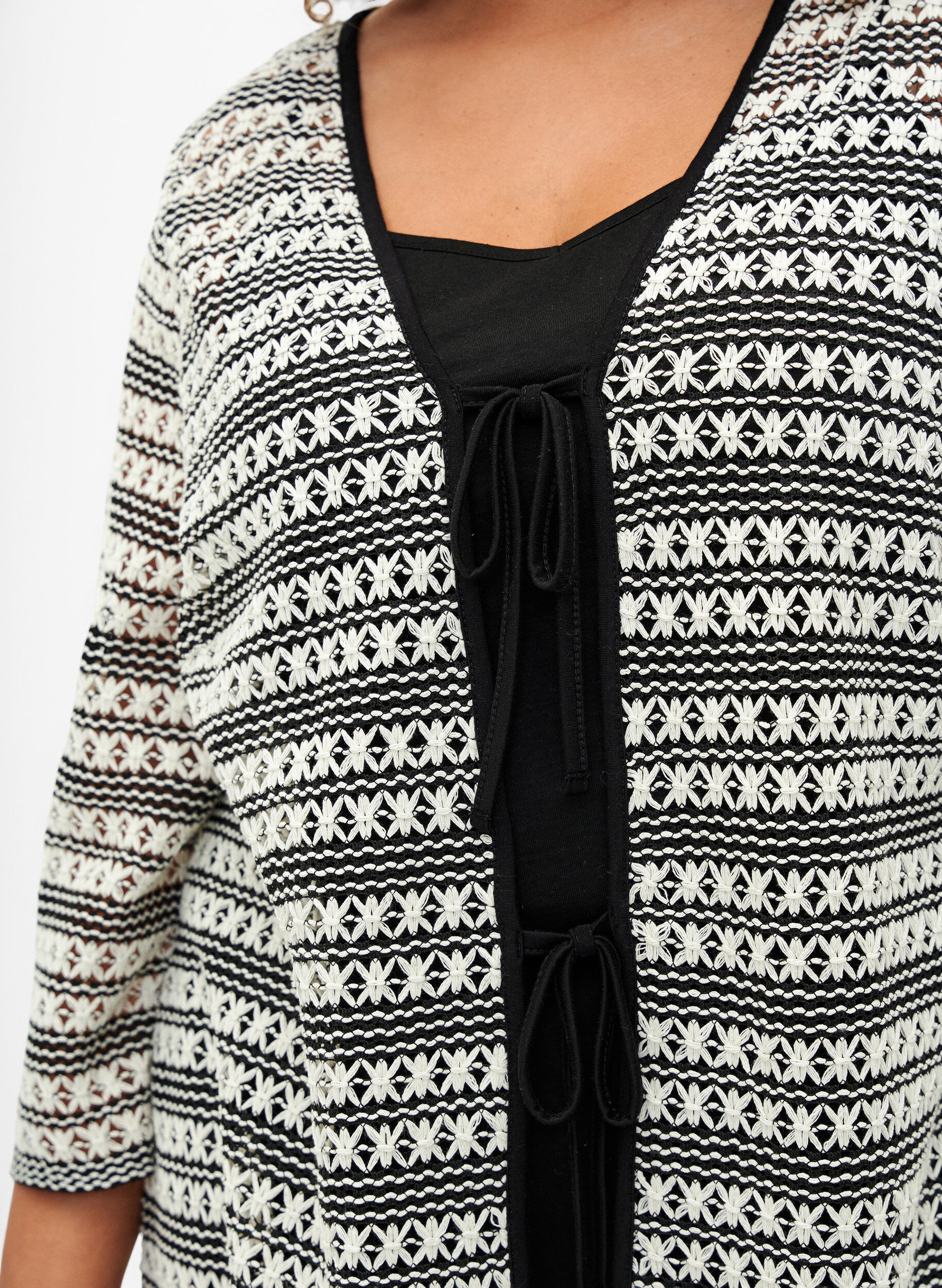 Zizzi Cardigan en crochet avec ceinture &agrave; nouer, Black White, Model image number 2