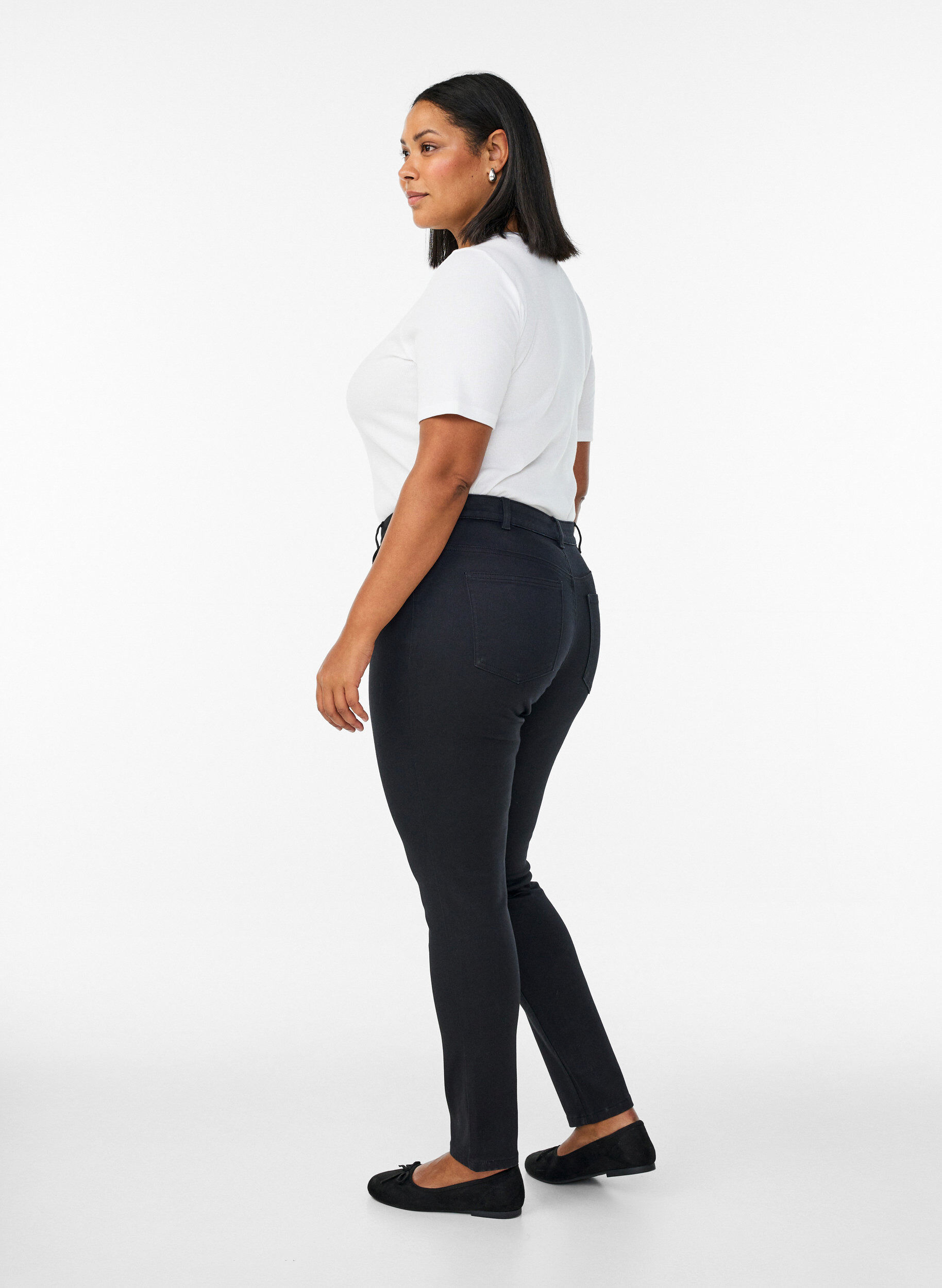 Zizzi Jeans Emily Slim fit &agrave; taille r&eacute;guli&egrave;re, Noir, Model image number 1