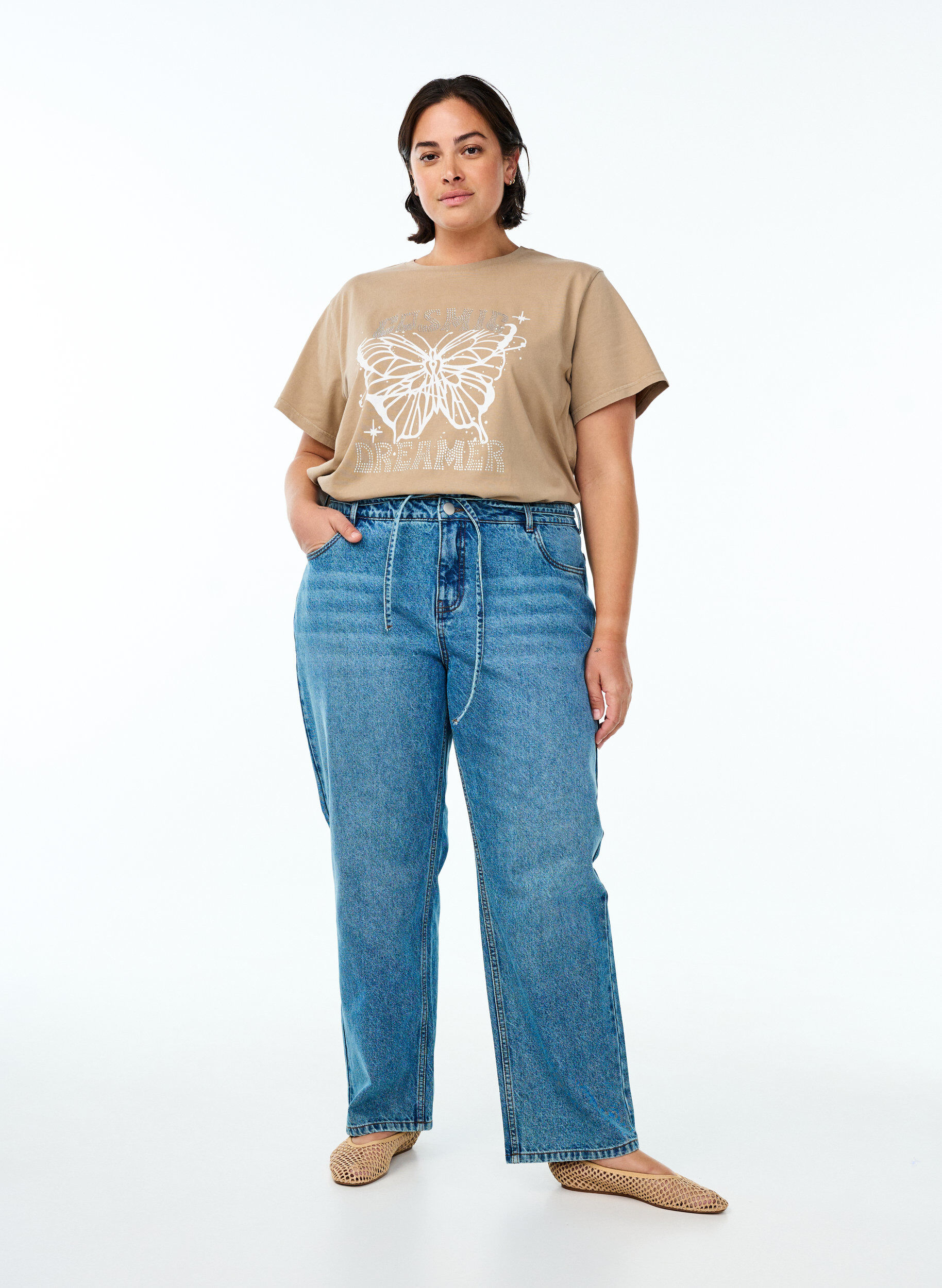 Zizzi T-shirt en coton biologique avec des strass et un motif de papillon, Camel, Model image number 1