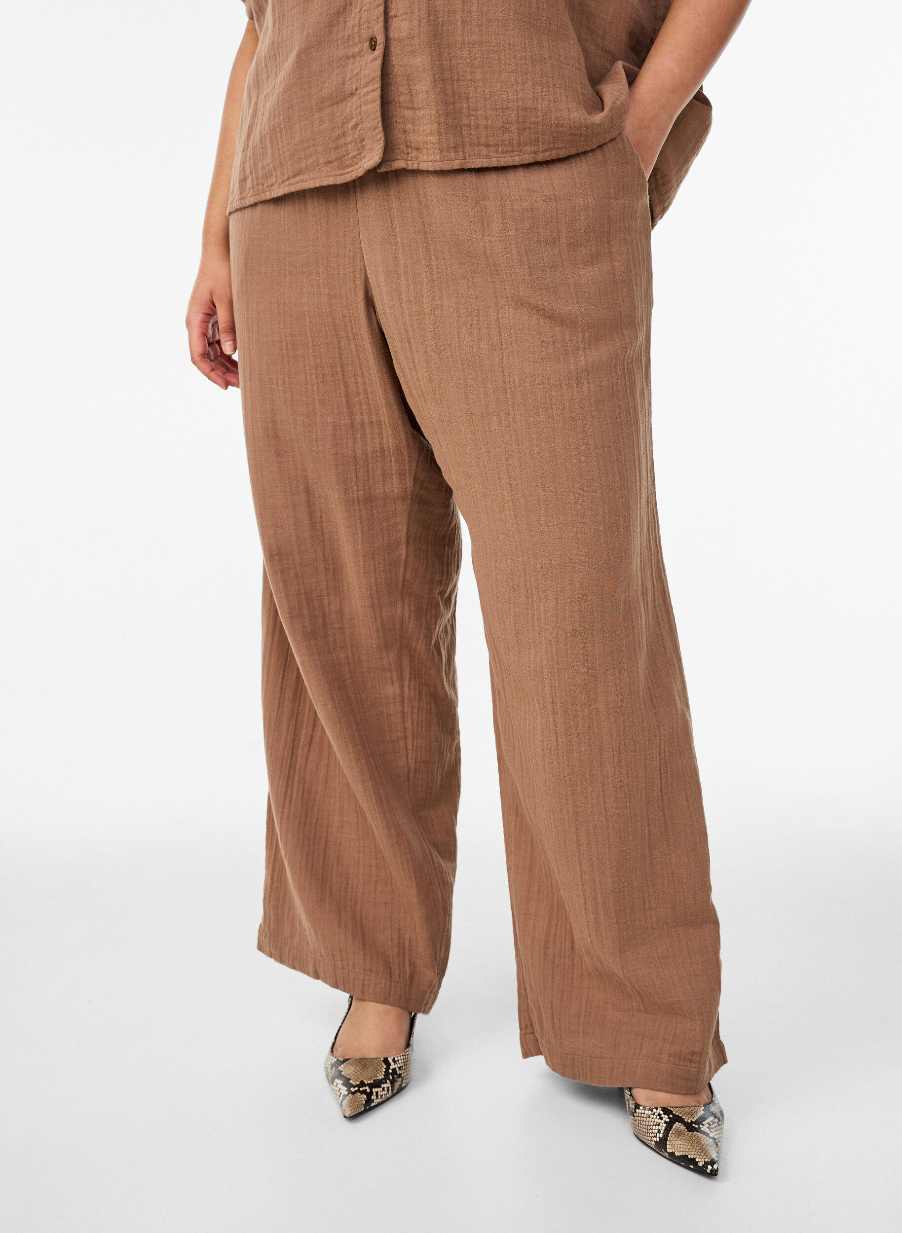 ZizziPantalon taille haute en mousseline de coton &agrave; coupe ample, Marron, Model image number 2