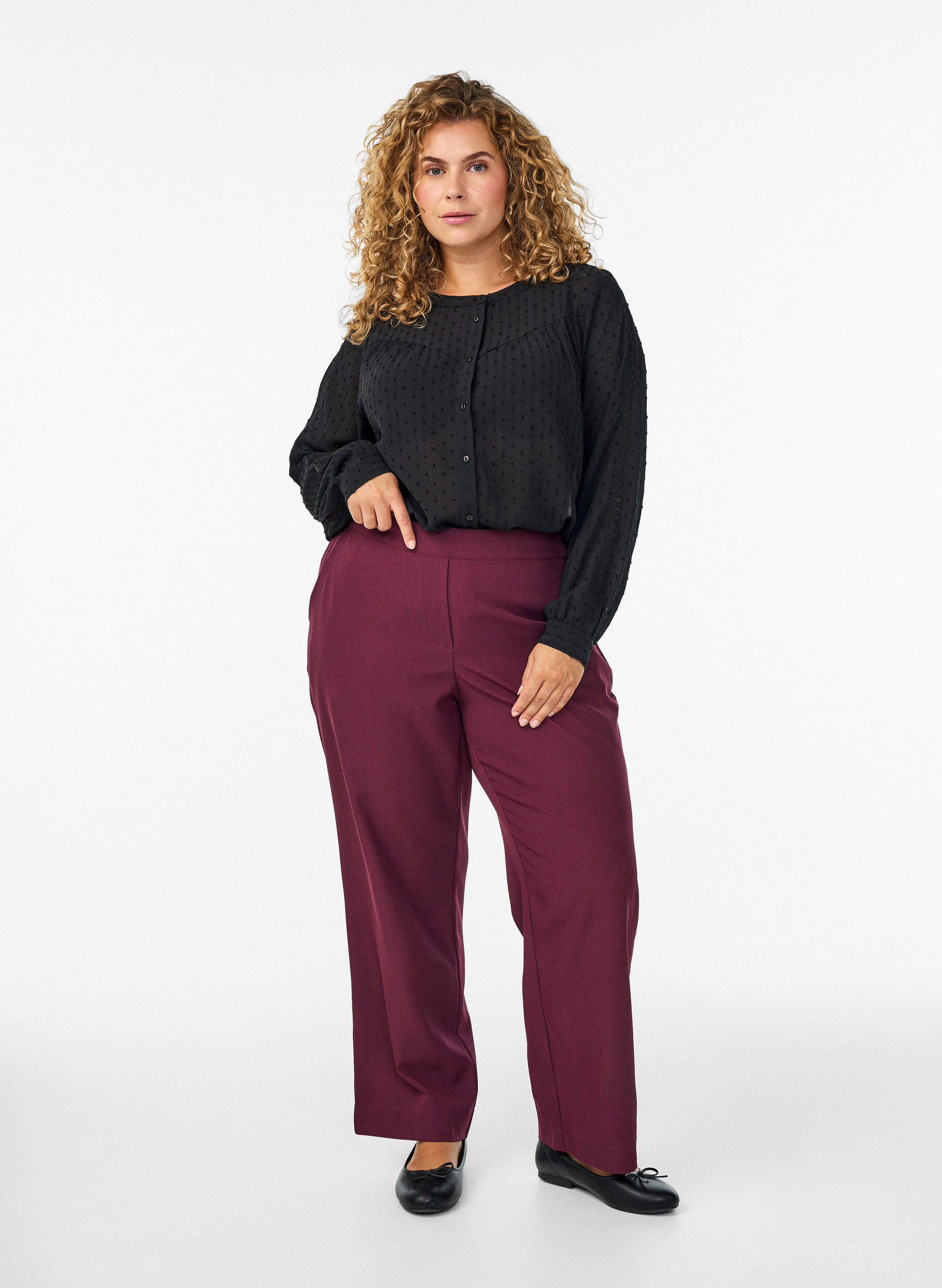 Zizzi Chemisier &agrave; pois textur&eacute;s et d&eacute;tails brod&eacute;s, Noir, Model image number 1