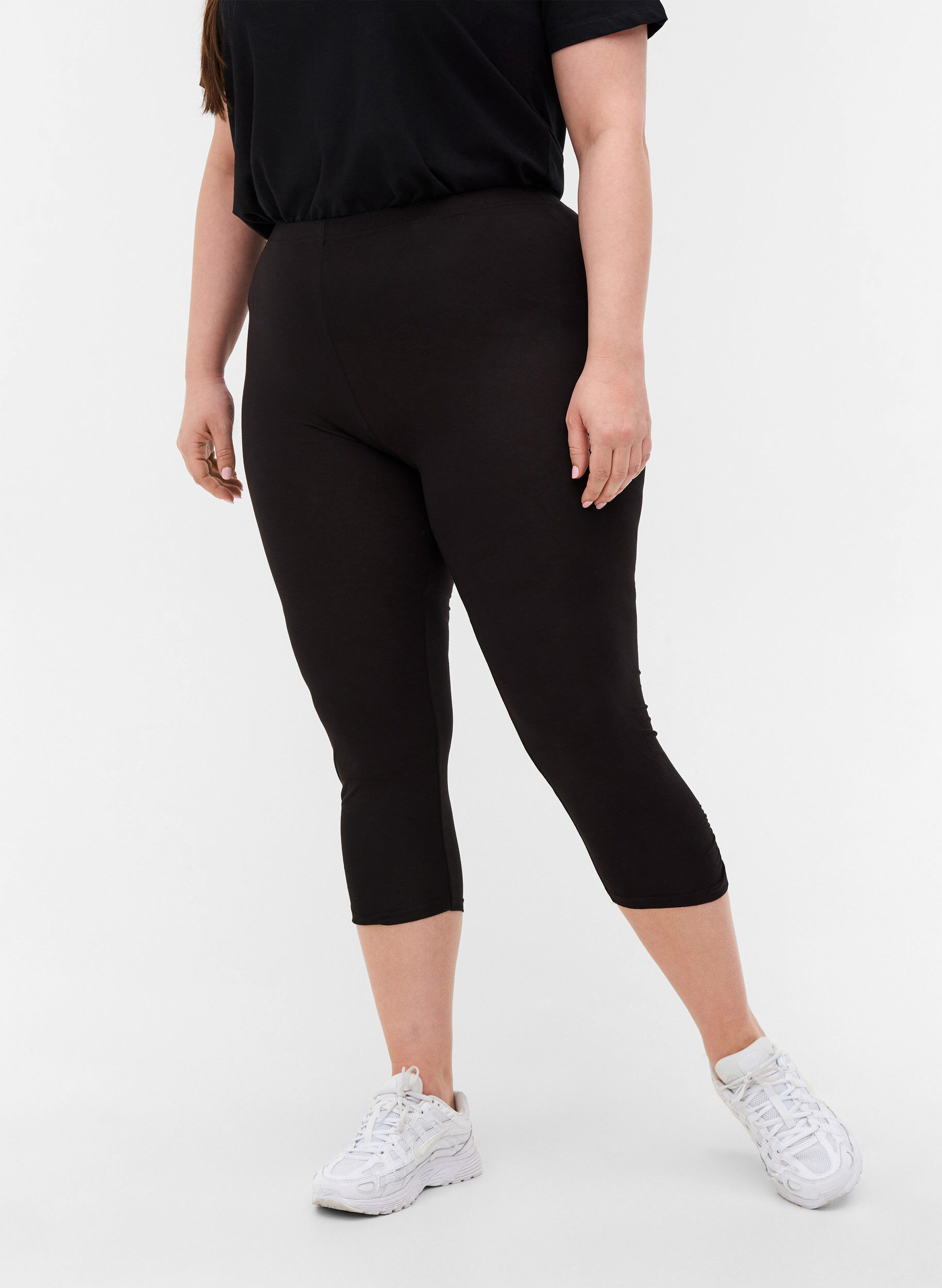 Zizzi Legging 3/4 basique avec d&eacute;tail froiss&eacute;, Black, Model image number 2