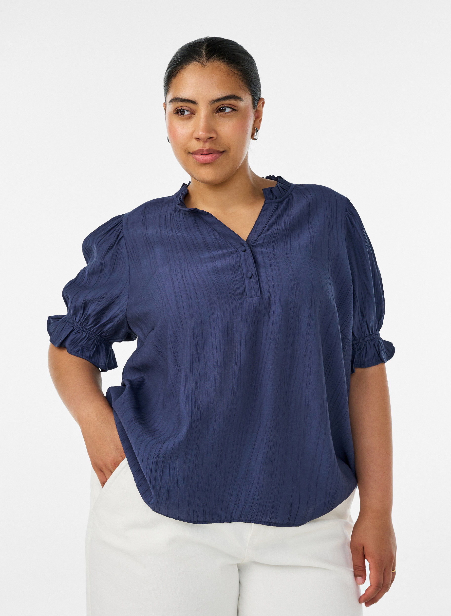 ZizziBlouse en m&eacute;lange de viscose froiss&eacute; avec un col en V, Bleu, Model image number 0
