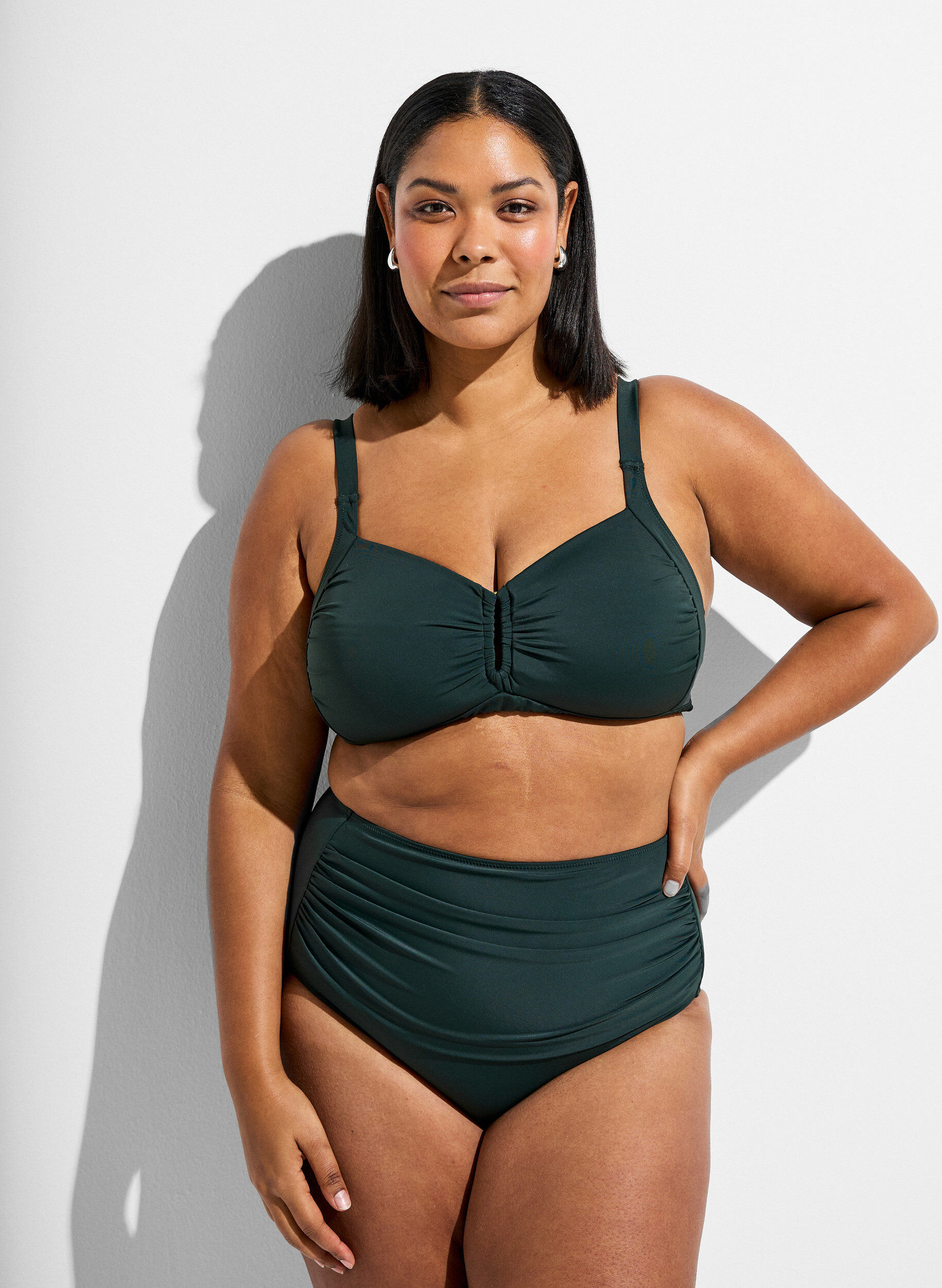 Culotte de bikini taille haute avec drap&eacute;, Vert fonc&eacute;, Model
