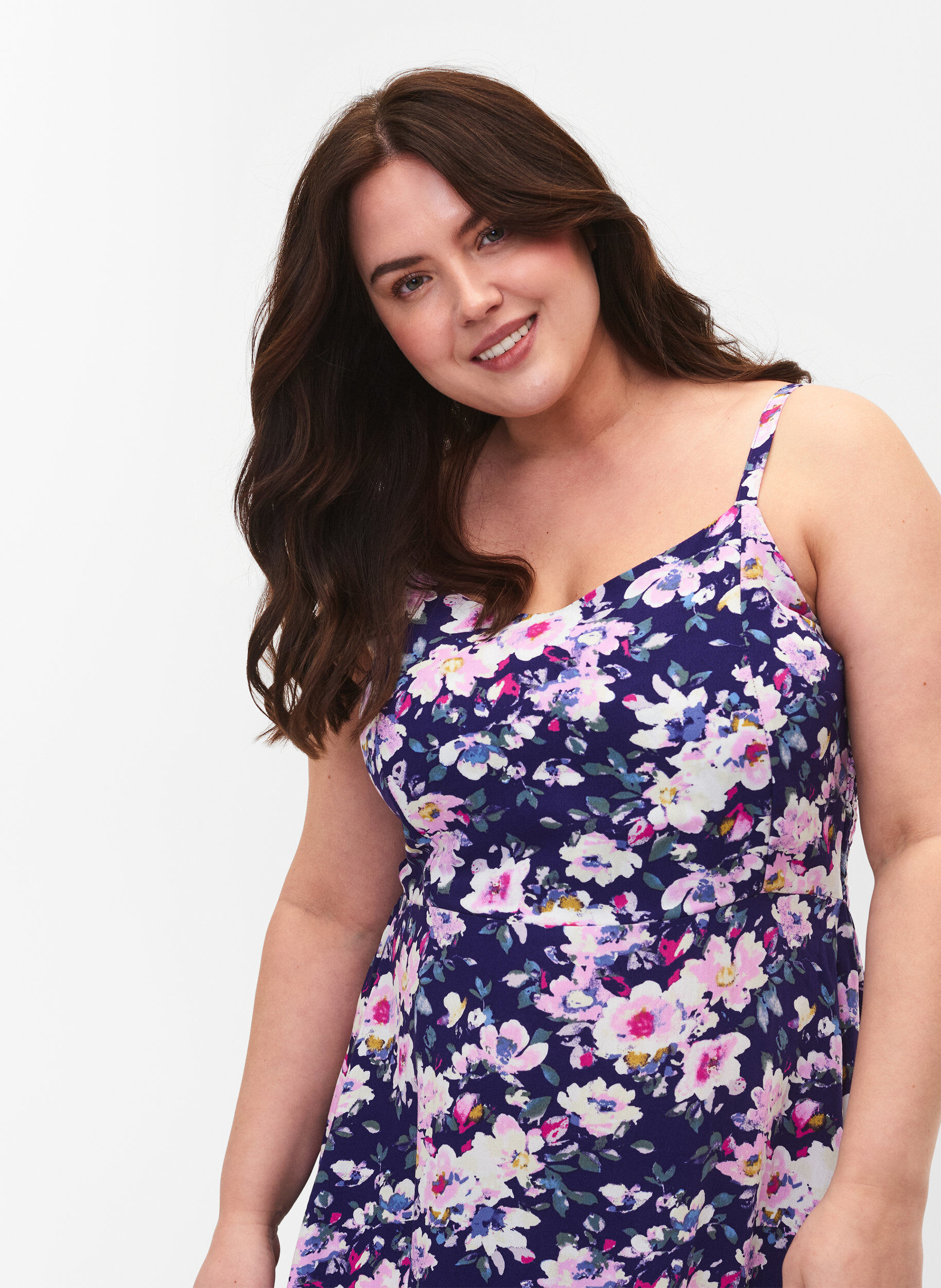 Zizzi Robe &agrave; bretelles en viscose florale avec smocking, Blue Flower, Model image number 3