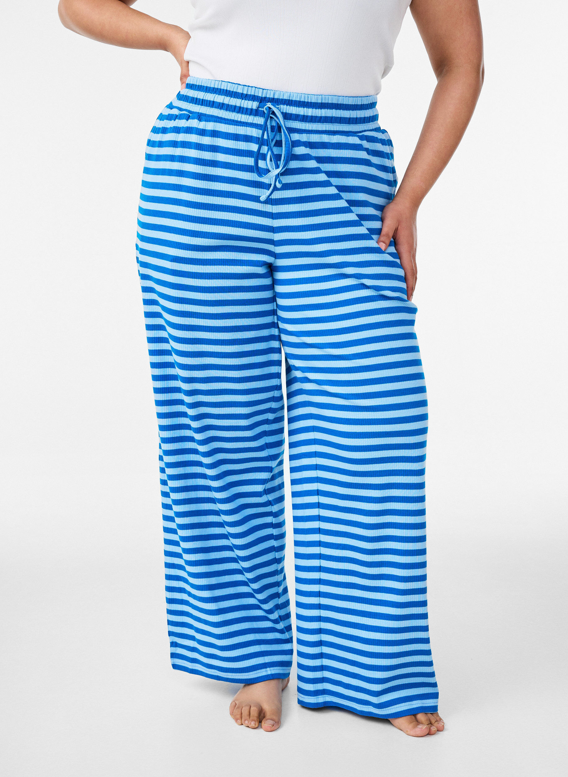 ZizziPantalon de pyjama ray&eacute; &agrave; taille haute et coupe ample, Bleu Clair, Model image number 2