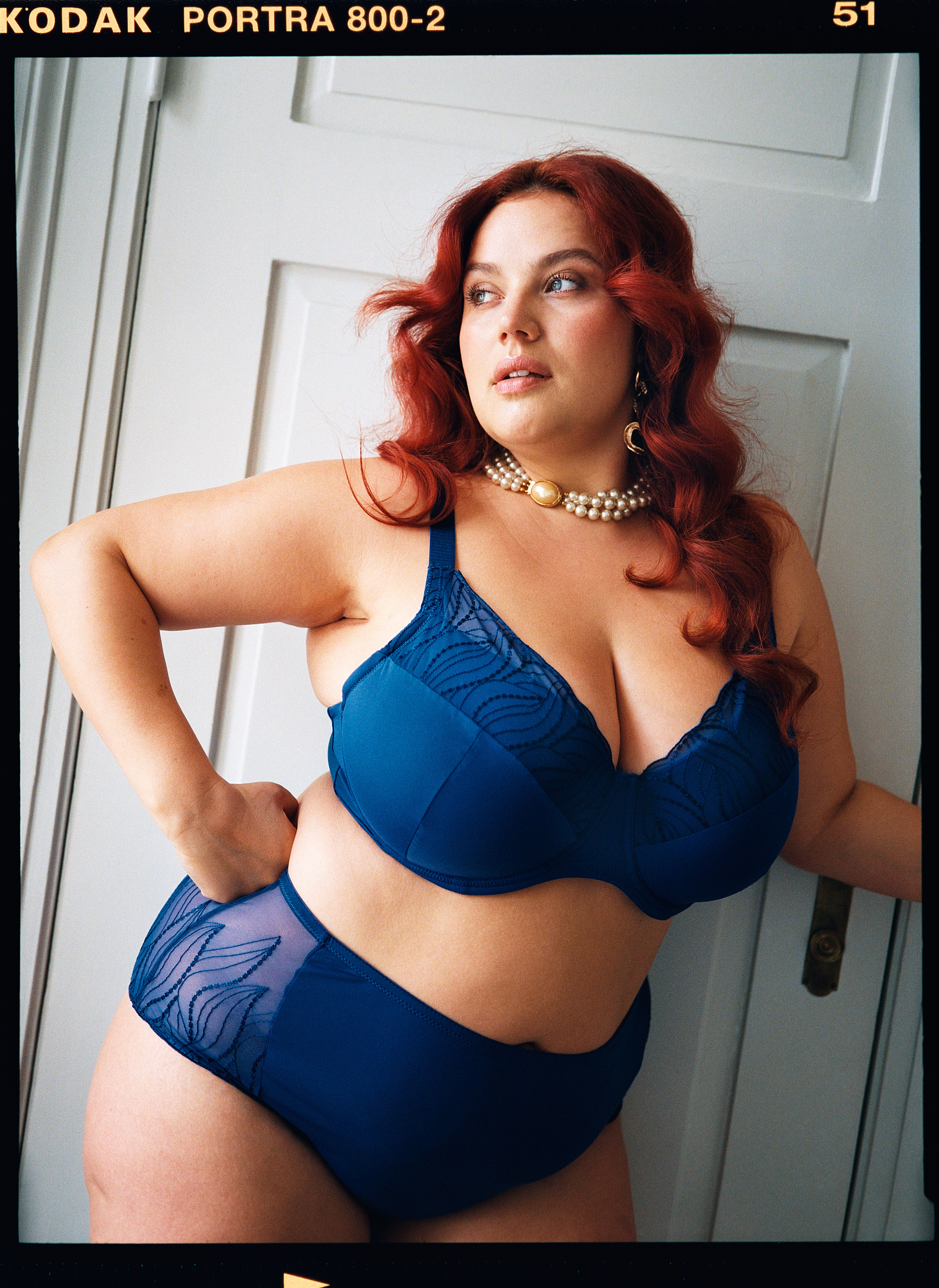 Ensemble en bleu avec de beaux d&eacute;tails  , , Model